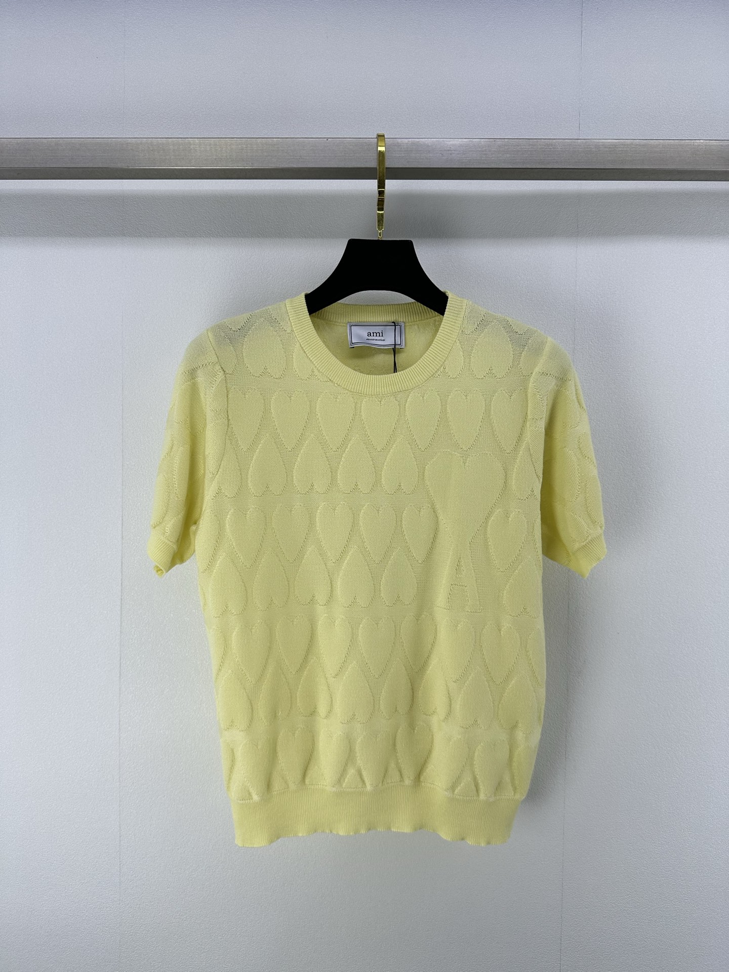 NO:330794,New details on Am* 25 Spring and summer new knitted round neck short sleeves Whole love jacquard decoration Classic brand letter Alogo jacquard embellishment Light luxury fashionable exquisite and versatile 3 colors 3 codes SML, T-shirt, alexander wang19860909Am*上新细节 25 春夏新款针织圆领短袖 整件爱心提花装饰 经典品牌字母Alogo提花点缀 轻奢时髦精致百搭 3色3码SML,,T-shirt,alexander wang,Women's clothing