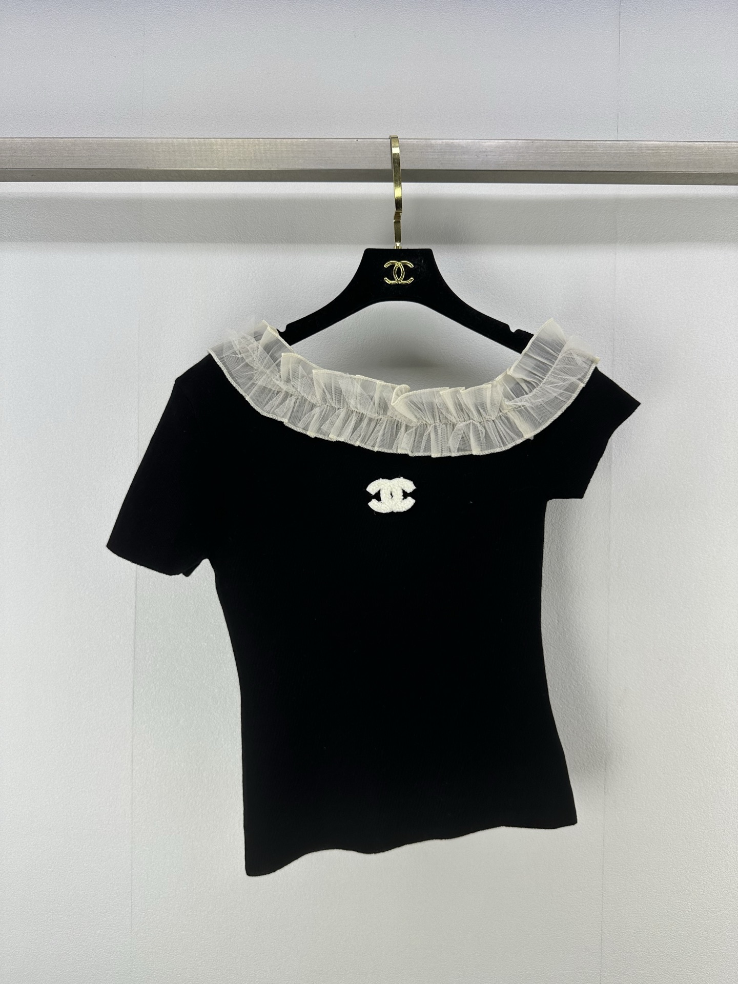 NO:330845,chane* new details 25 Spring and summer new knitted lace off-shoulder short sleeves Fashionable and elegant style exquisite logo logo waist-hugging slimming temperament full of sweetness, versatile and not picky 3 colors 3 size SML, chanel, T-shirt, alexander wang19860909chane*上新细节 25 春夏新款针织蕾丝斜肩短袖 时髦气质款 精致徽标logo 收腰显瘦气质甜美感爆棚 百搭不挑人 3色3码SML,,chanel,T-shirt,alexander wang,Women's clothing