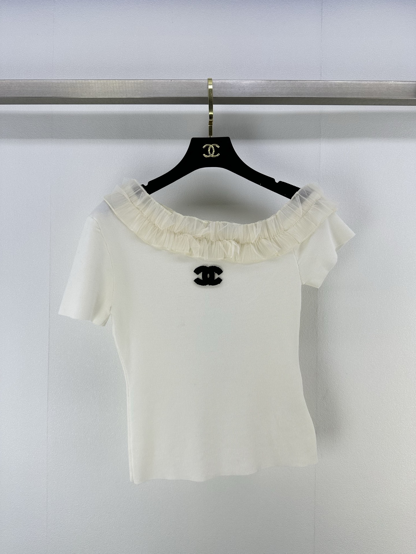 NO:330849,chane* new details 25 Spring and summer new knitted lace off-shoulder short sleeves Fashionable and elegant style exquisite logo logo waist-hugging slimming temperament full of sweetness, versatile and not picky 3 colors 3 size SML, chanel, T-shirt, alexander wang19860909chane*上新细节 25 春夏新款针织蕾丝斜肩短袖 时髦气质款 精致徽标logo 收腰显瘦气质甜美感爆棚 百搭不挑人 3色3码SML,,chanel,T-shirt,alexander wang,Women's clothing