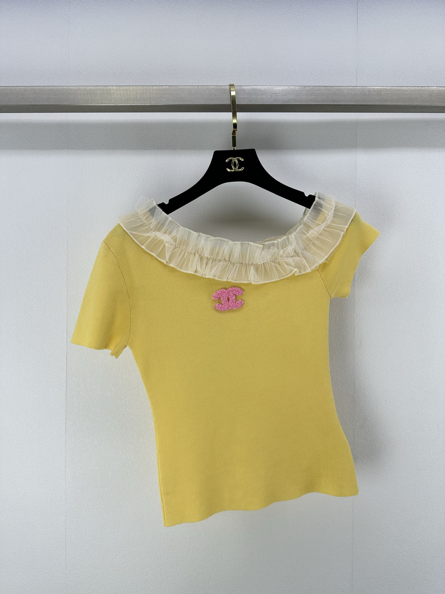 NO:330853,chane* new details 25 Spring and summer new knitted lace off-shoulder short sleeves Fashionable and elegant style exquisite logo logo waist-hugging slimming temperament full of sweetness, versatile and not picky 3 colors 3 size SML, chanel, T-shirt, alexander wang19860909chane*上新细节 25 春夏新款针织蕾丝斜肩短袖 时髦气质款 精致徽标logo 收腰显瘦气质甜美感爆棚 百搭不挑人 3色3码SML,,chanel,T-shirt,alexander wang,Women's clothing