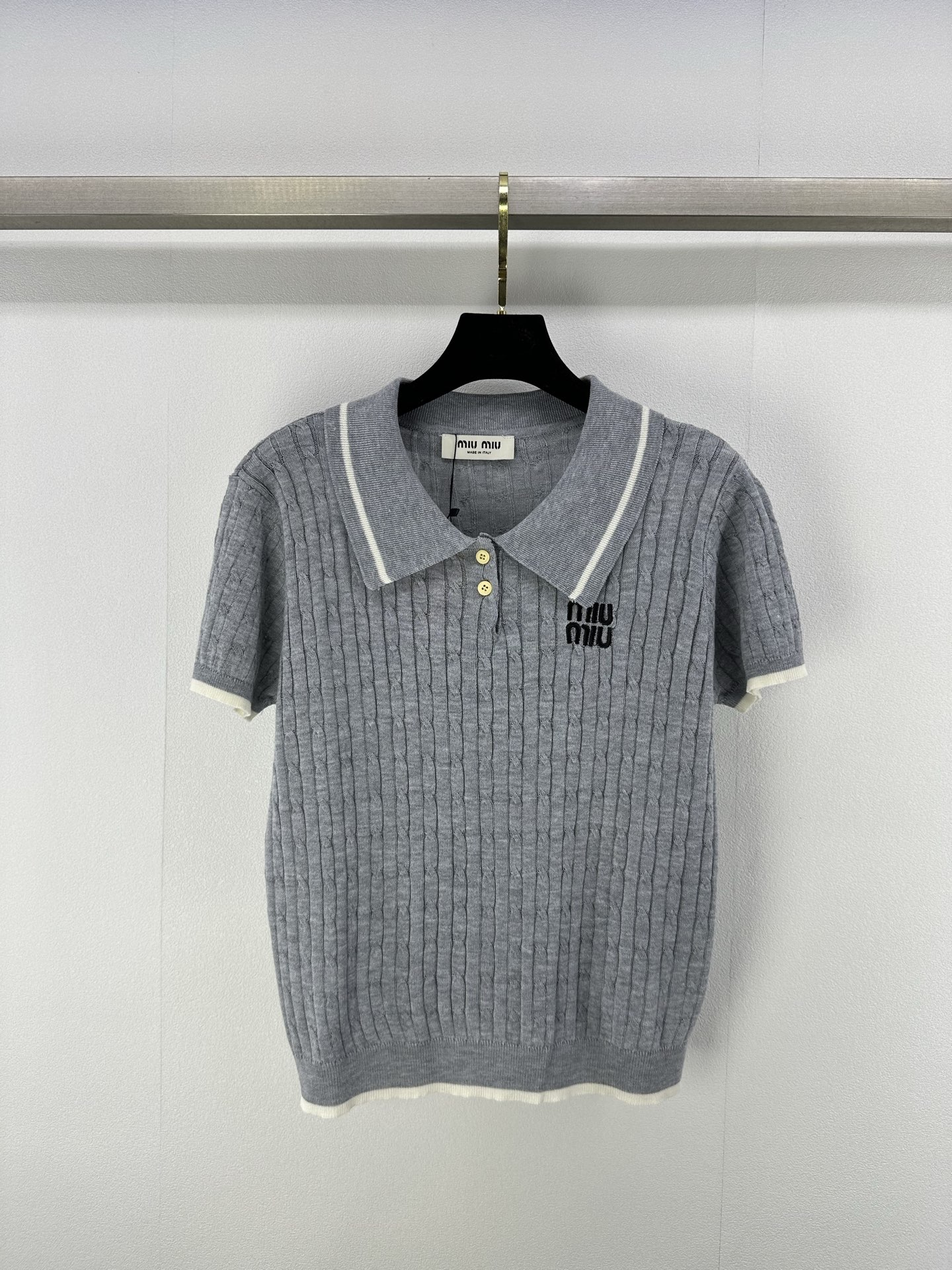 NO:330837,Miumi* new details 25 summer new simple lapel short sleeve logo embellishment and decoration, light fabric is cool and comfortable, slim and versatile, 2 colors and 3 sizes SML, miumiu, T-shirt, alexander wang19860909Miumi*上新细节 25 夏季新款簡約翻领短袖 logo点缀修饰 轻薄面料冰凉舒适 上身显瘦百搭 2色3码SML,,miumiu,T-shirt,alexander wang,Women's clothing