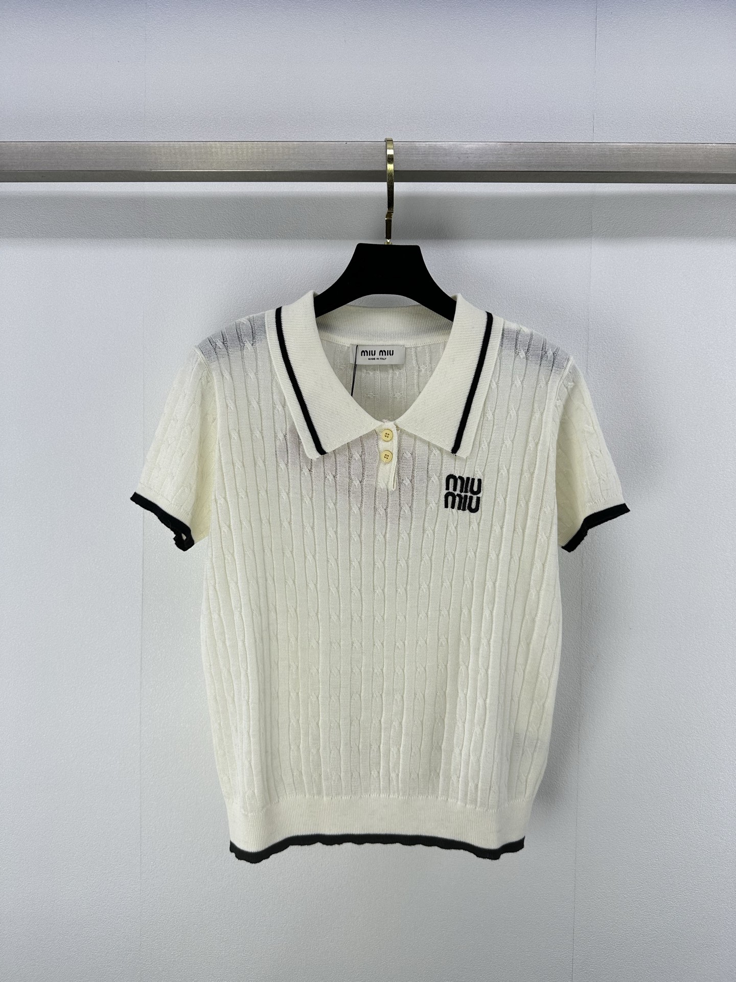 NO:330841,Miumi* new details 25 summer new simple lapel short sleeve logo embellishment and decoration, light fabric is cool and comfortable, slim and versatile, 2 colors and 3 sizes SML, miumiu, T-shirt, alexander wang19860909Miumi*上新细节 25 夏季新款簡約翻领短袖 logo点缀修饰 轻薄面料冰凉舒适 上身显瘦百搭 2色3码SML,,miumiu,T-shirt,alexander wang,Women's clothing