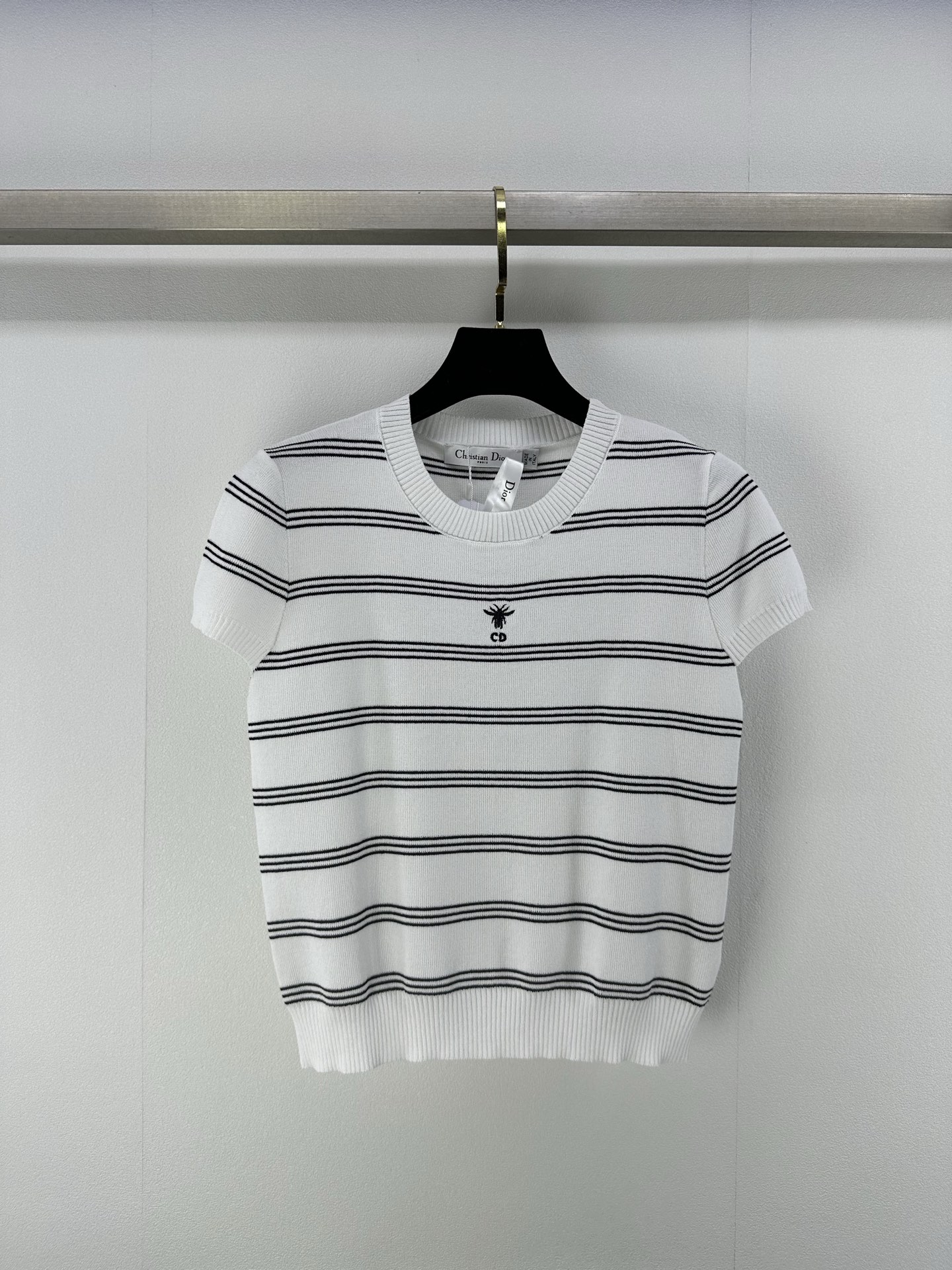 NO:330826,Dio* New details 25 Spring and summer new striped embroidery logo short sleeves Bee pattern embroidery embroidery embroidery top body look slim and fashionable 2 colors 3 size SML, dior, T-shirt, alexander wang19860909Dio* 上新细节 25 春夏新款条纹刺绣logo短袖 小蜜蜂图案刺绣点缀修饰 上身顯瘦時尚 2色3码SML,,dior,T-shirt,alexander wang,Women's clothing