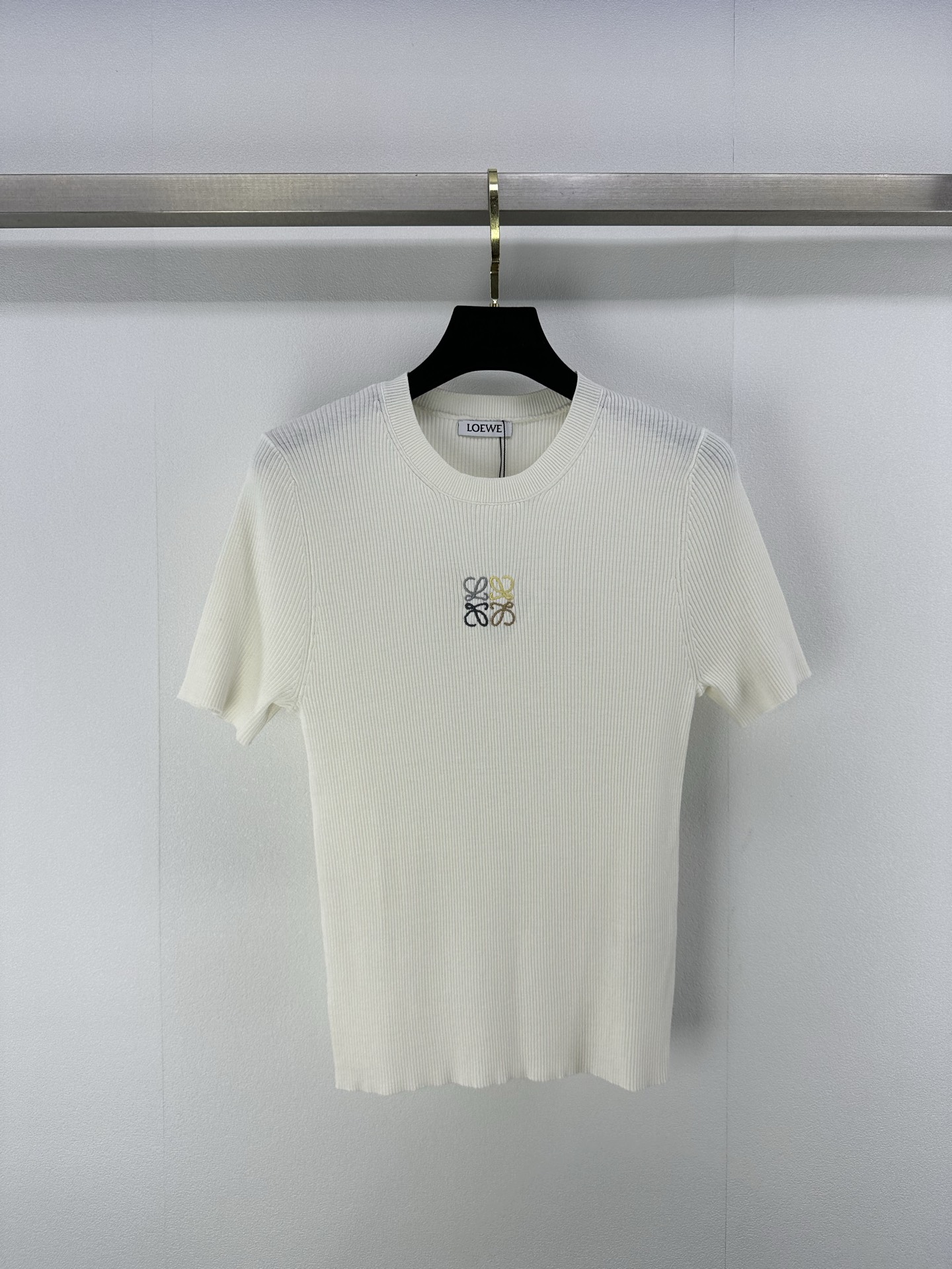 NO:330814,Loew* new details 25 spring and summer new knitted round neck short sleeves classic brand logo pattern embroidery embroidery simple and fashionable daily casual versatile 2 colors 3 codes SML, loewe, T-shirt, alexander wang19860909Loew*上新细节 25 春夏新款针织圆领短袖 经典品牌logo图案刺绣点缀 简约时髦日常休闲百搭 2色3码SML,,loewe,T-shirt,alexander wang,Women's clothing