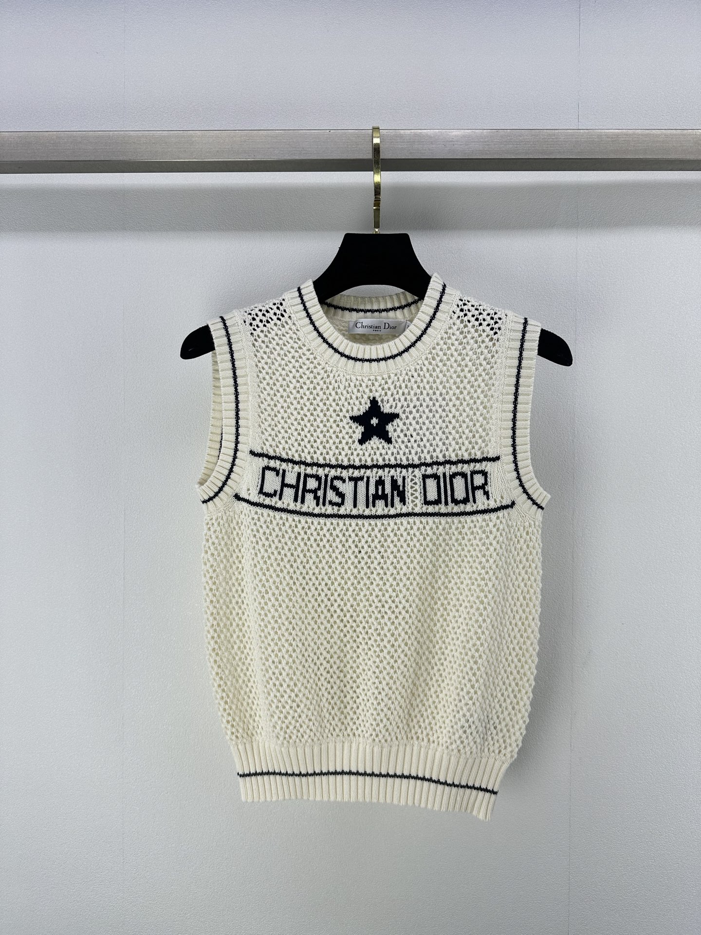 NO:330820,170Dior* New details 25 Spring and summer new contrasting hollow knitted vest The hollow fabric has a more textured and design sense, the upper body is not undescending, and the five-pointed star embellishment on the chest is very recognizable!  1 color 3 code SML, dior, alexander wang19860909170Dior*上新细节 25 春夏新款撞色镂空针织背心 镂空面料更具肌理设计感 上身不失单调 胸前五角星点缀识别度很高！ 1色3码SML,,dior,alexander wang,Women's clothing