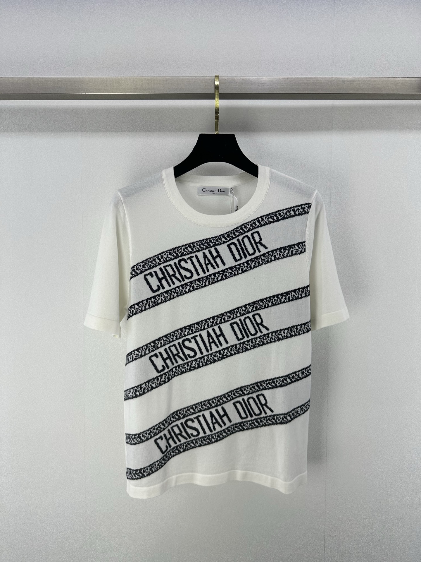 NO:330817,Dio* New details 25 Spring and summer new products knitted oblique letter short sleeves Contrast color oblique striped letter design Fashionable and fashionable highlights the full sense of high-end fashion sister's favorite 3 colors 3 codes SML, dior, T-shirt, alexander wang19860909Dio* 上新细节 25 春夏新品针织斜字母短袖 撞色斜条纹字母设计 时髦洋气彰显满满的高级感时尚妹妹的最爱 3色3码SML,,dior,T-shirt,alexander wang,Women's clothing