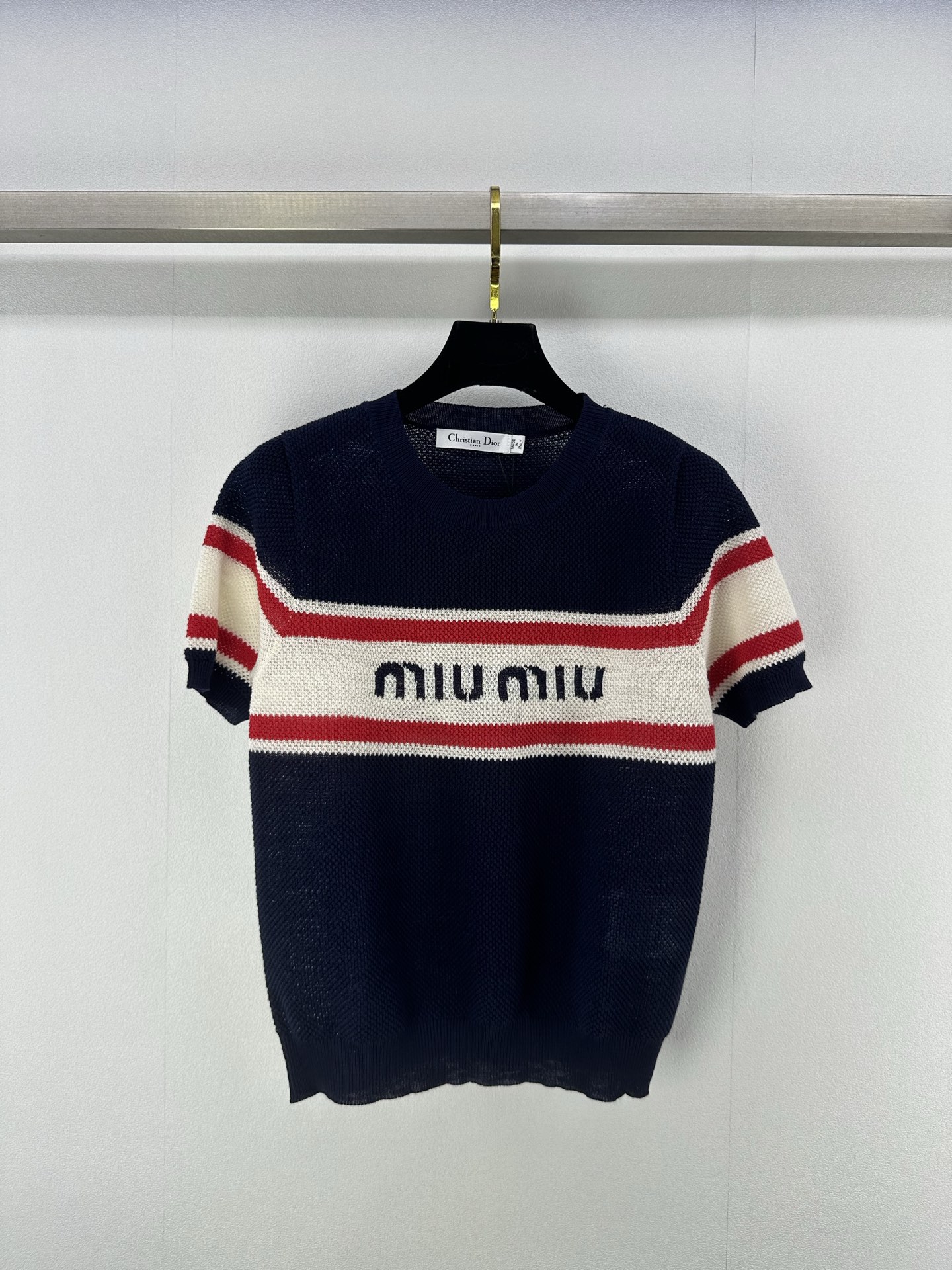 NO:330818,Miumi* new details 25 spring and summer new knitted round neck short sleeves Contrast color splicing decoration Classic letter logo contrast jacquard embellishment Ultra-thin and comfortable Classic fashionable and versatile 2 colors 3 codes SML, miumiu, T-shirt, alexander wang19860909Miumi*上新细节 25 春夏新款针织圆领短袖 撞色拼接装饰 经典字母logo撞色提花点缀 超薄舒适 经典时髦百搭 2色3码SML,,miumiu,T-shirt,alexander wang,Women's clothing