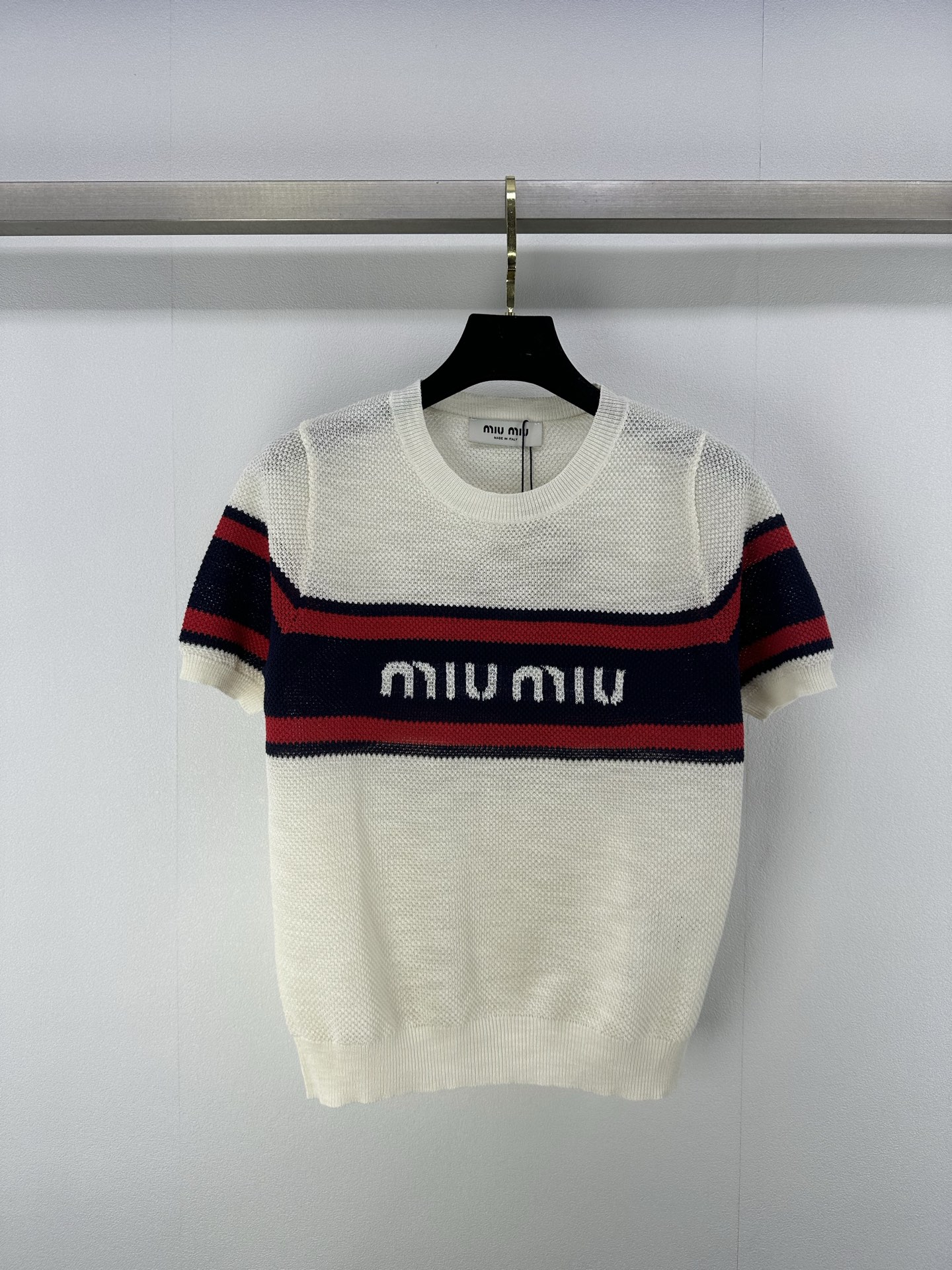 NO:330824,Miumi* new details 25 spring and summer new knitted round neck short sleeves Contrast color splicing decoration Classic letter logo contrast jacquard embellishment Ultra-thin and comfortable Classic fashionable and versatile 2 colors 3 codes SML, miumiu, T-shirt, alexander wang19860909Miumi*上新细节 25 春夏新款针织圆领短袖 撞色拼接装饰 经典字母logo撞色提花点缀 超薄舒适 经典时髦百搭 2色3码SML,,miumiu,T-shirt,alexander wang,Women's clothing