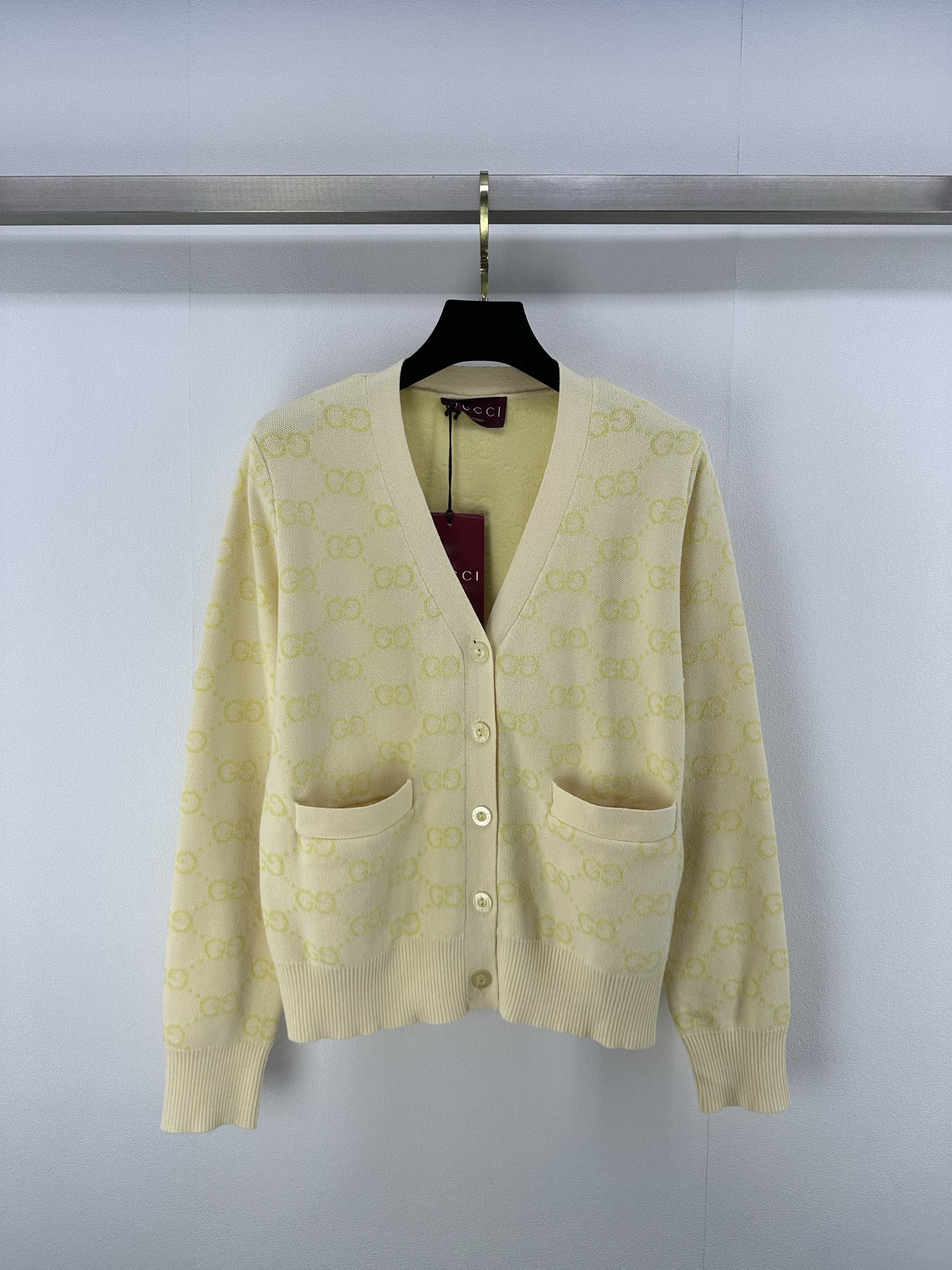 NO:330810,New details on Gucc* 25 Spring and summer new knitted V-neck cardigan classic double Glogo jacquard decoration two-pocket design yb open mold letter logo button embellishment classic fashionable high-end temperament versatile 1 color 3 code SML, gucci, alexander wang19860909Gucc*上新细节 25 春夏新款针织V领开衫 经典双Glogo提花装饰 两口袋设计 yb开模字母logo纽扣点缀 经典时髦高级气质百搭 1色3码SML,,gucci,alexander wang,Women's clothing