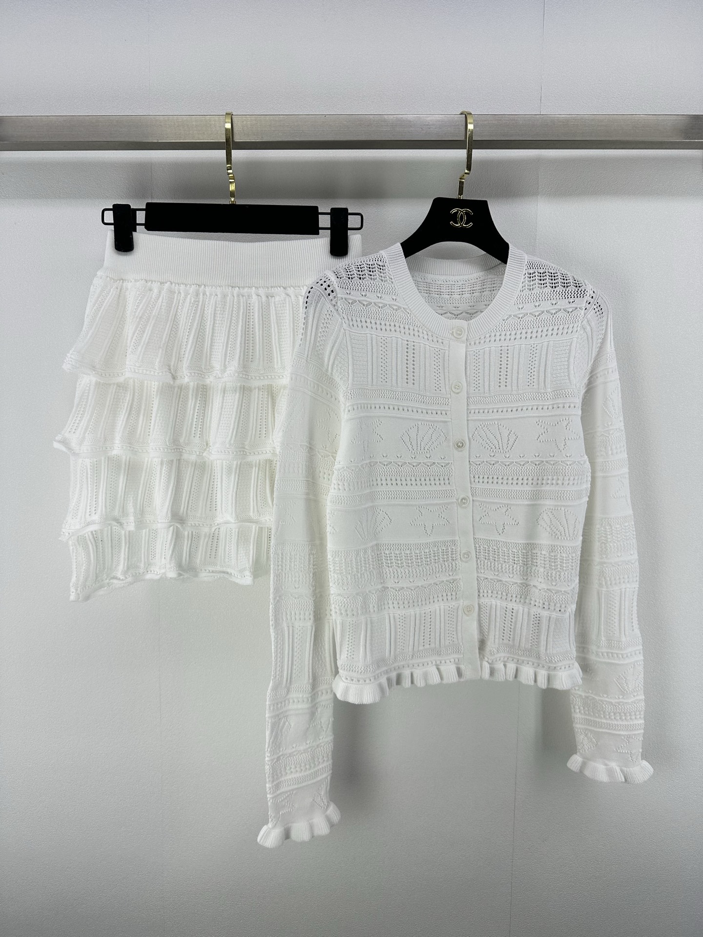 NO:330819,chane* new details 25 Summer new hollow cake skirt short skirt suit He Chaolian's same shell pattern hollow cardigan, cuff dress lace design, sweet temperament island hook flower hollow shell pattern, high waist cake skirt, very age-reducing girl match A set of upper body looks slim and college style, small ones can easily control it, French gentle temperament, daily wear 1 color 3 code SML, chanel, skirts, alexander wang19860909chane*上新细节 25 夏季新款镂空蛋糕裙短裙套装 何超莲同款贝壳纹镂空开衫,袖口衣脚花边设计,甜美气质海岛钩花镂空贝壳纹,高腰蛋糕裙,非常减龄少女搭配 一套上身显瘦又学院风 ,小小个也能轻松驾驭 ,法式温柔气质,日常穿搭必备 1色3码SML,,chanel,skirts,alexander wang,Women's clothing