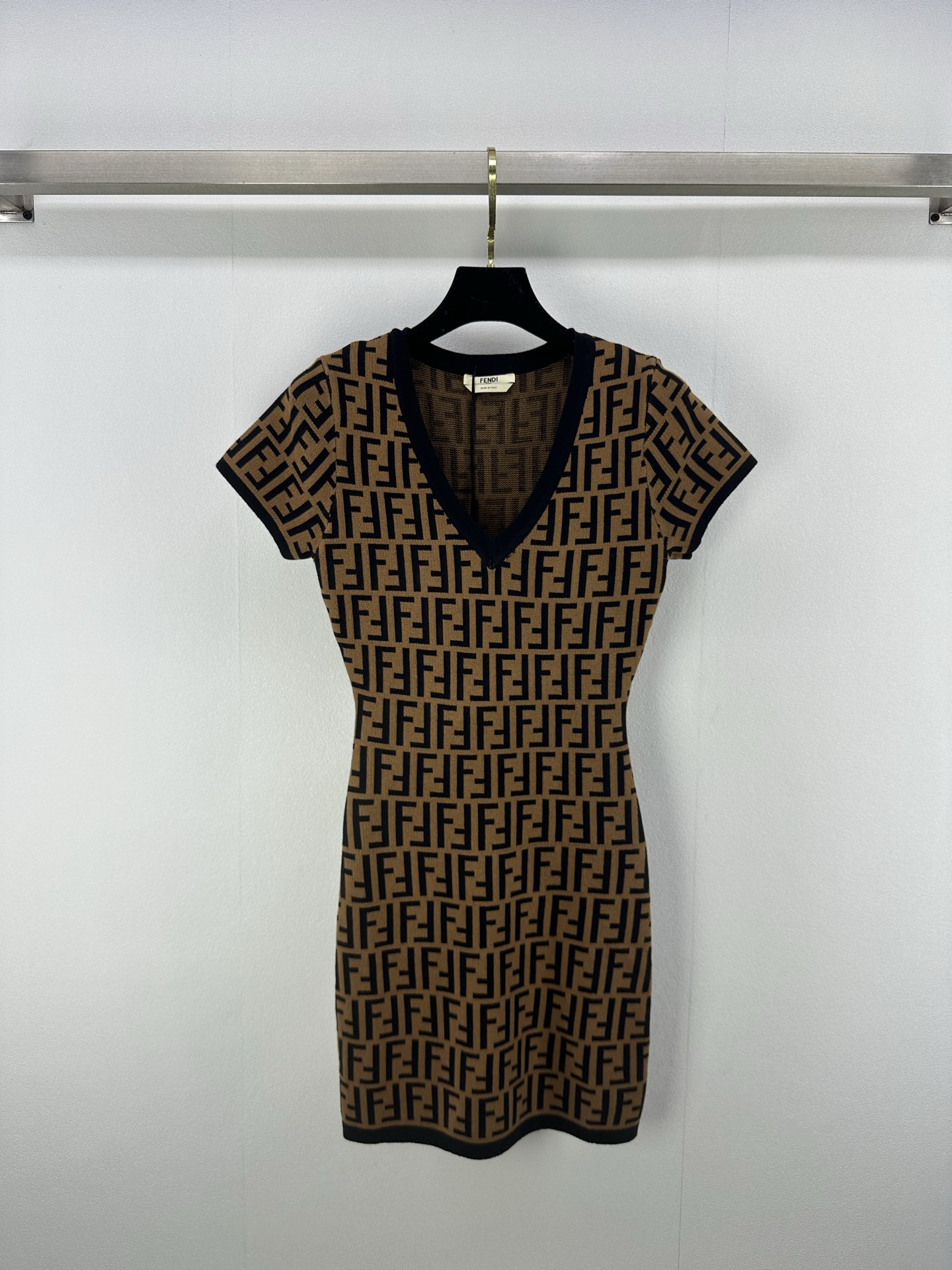 NO:330799,Fend* new details 25 spring and summer new old-fashioned letters v-neck short-sleeved skirt slim fit three-dimensional upper body fashionable and relaxed 3 colors 3 codes SML, fendi, skirts, T-shirt, alexander wang19860909Fend*上新细节 25 春夏新款老花字母v领短袖裙 修身版型立体 上身時尚鬆弛感 3色3码SML,,fendi,skirts,T-shirt,alexander wang,Women's clothing