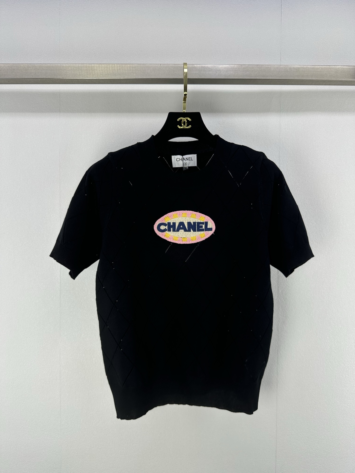 NO:330803,Chane* new details 25 spring and summer new knitted round-necked neckline diamond-shaped short sleeve brand letter logo neckline decoration fashion trend high-end versatile 2 colors 3 code SML, chanel, T-shirt, alexander wang19860909Chane*上新细节 25 春夏新款针织圆领章仔菱格短袖 品牌字母logo章仔装饰 时尚潮流高级百搭 2色3码SML,,chanel,T-shirt,alexander wang,Women's clothing
