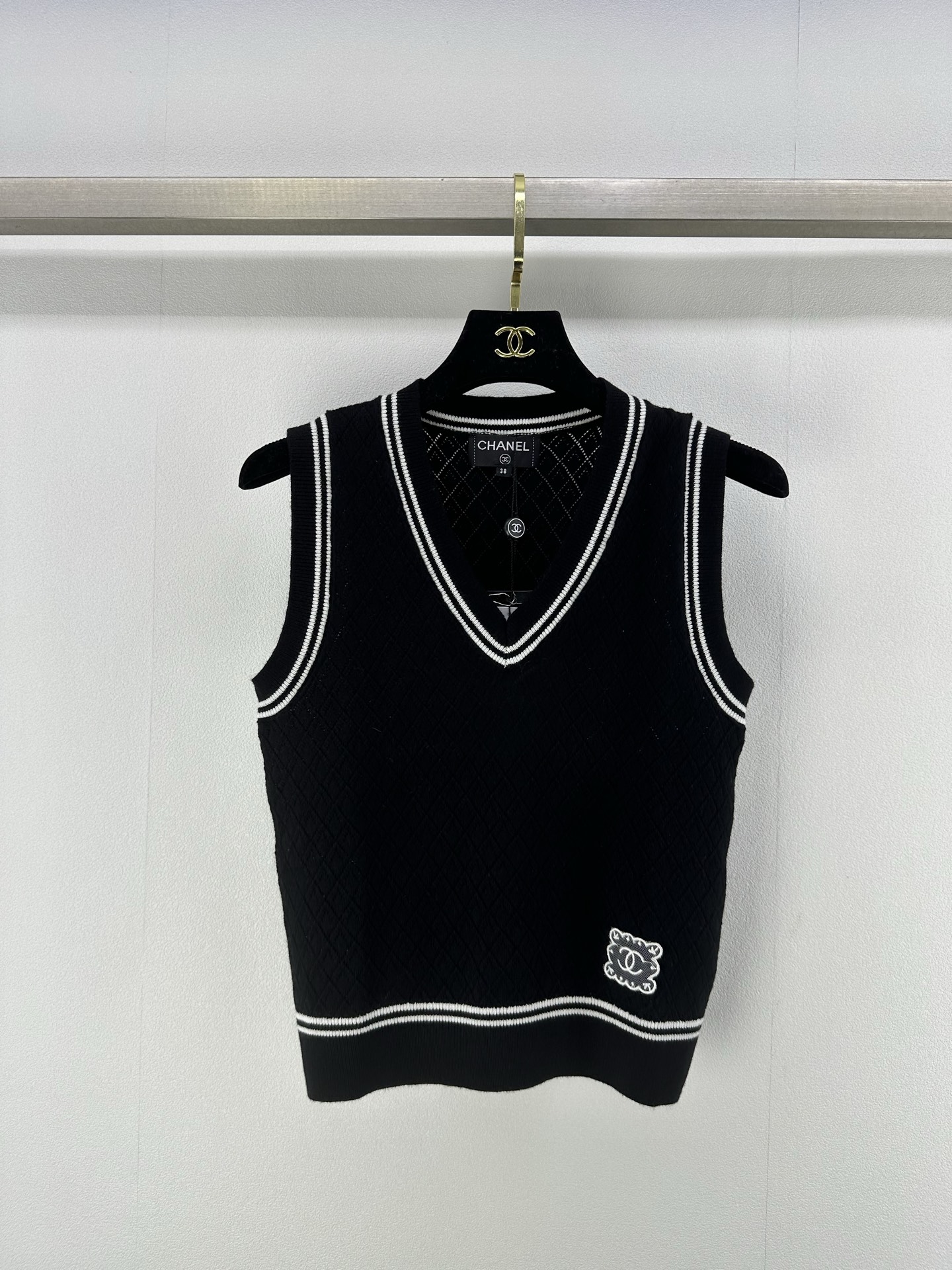 NO:330775,Chane* new details 25 spring and summer new knitted vest vest contrasting color edging design classic double c letter logo lace embellishment simple and fashionable daily versatile 2 colors 3 codes SML, chanel, alexander wang19860909Chane*上新细节 25 春夏新款针织v领背心 撞色包边设计 经典双c字母logo蕾丝点缀 简约时髦日常百搭 2色3码SML,,chanel,alexander wang,Women's clothing