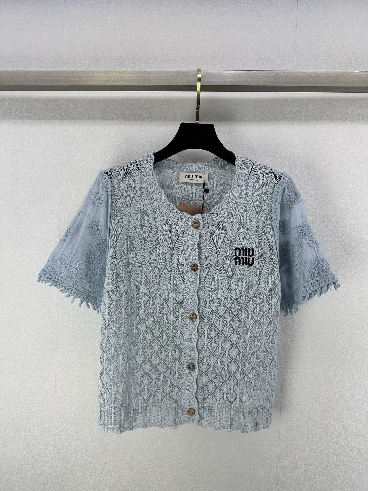 NO:330778,Miumi* new details 25 Spring and summer new hollow cardigan short sleeves, spliced ​​bubble pattern sleeves, positioning logo embroidery, white and rich and beautiful, huge and slimming on the upper body!  3 color 3 code SML, miumiu, T-shirt, alexander wang19860909Miumi*上新细节 25 春夏新款镂空开衫短袖 拼接泡泡花纹袖 定位logo刺绣 白富美必入 上身巨显瘦！ 3色3码SML,,miumiu,T-shirt,alexander wang,Women's clothing