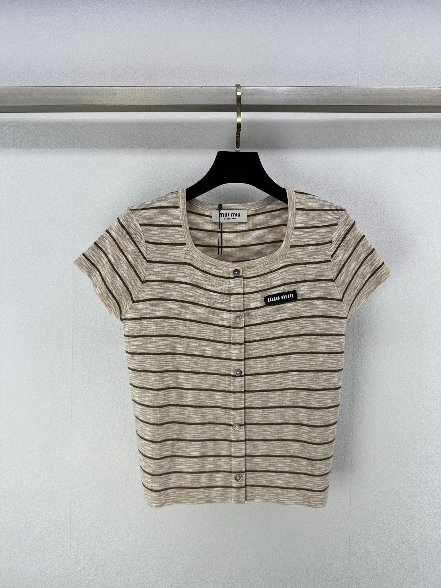 NO:330781,Miumi* new details 25 spring and summer new knitted color short sleeves Color color matching youthful and beautiful age-reducing high-end fashionable and versatile brand 2 colors 3 codes SML, miumiu, T-shirt, alexander wang19860909miumi*上新细节 25 春夏新款针织彩色短袖 彩色配色青春靓丽 减龄 高级时髦百搭大牌 2色3码SML,,miumiu,T-shirt,alexander wang,Women's clothing