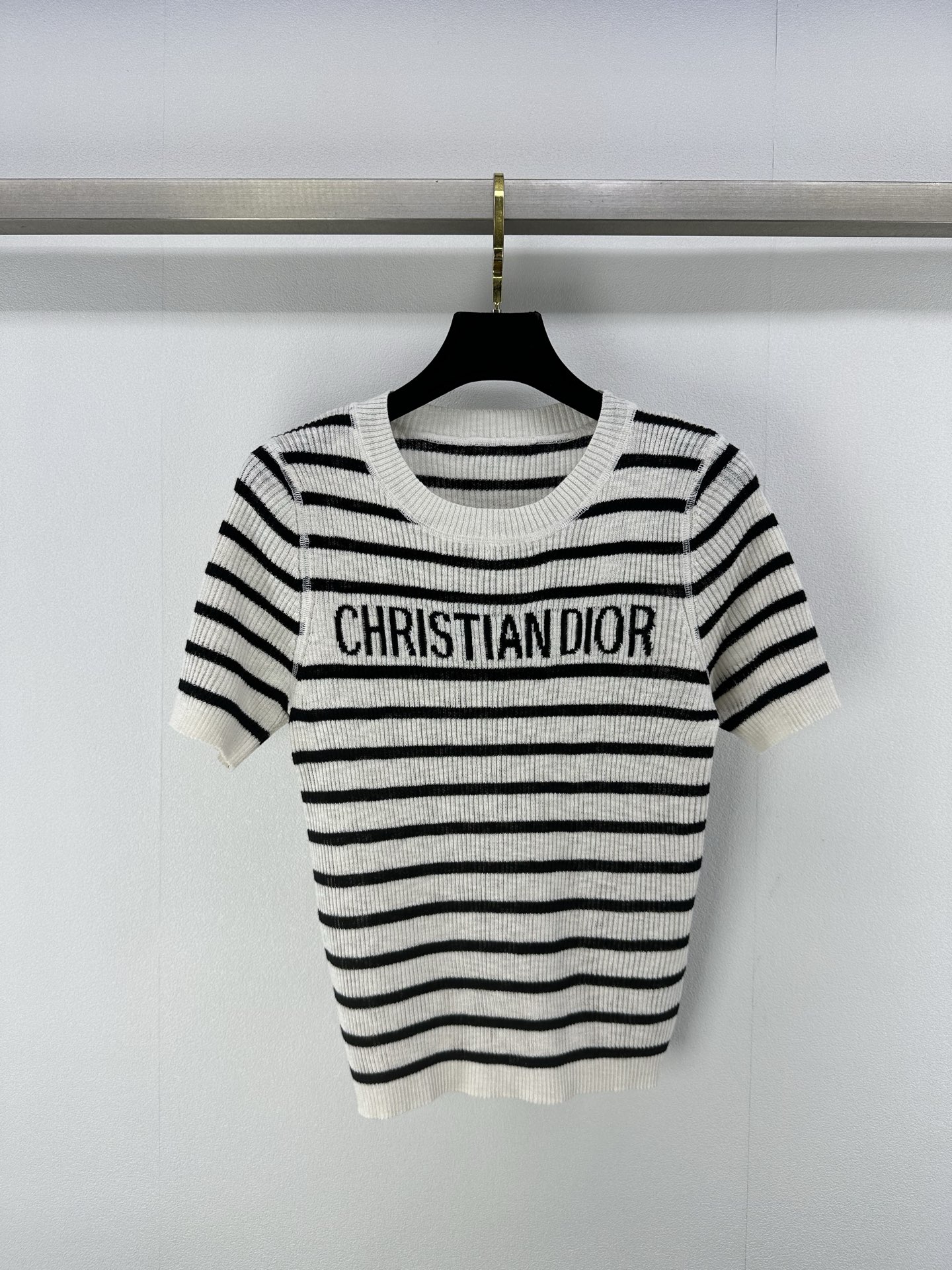 NO:330784,New details on Dio* 25 Spring and summer new knitted round neck short sleeves, sesame color striped splicing design, brand letter logo jacquard decoration, slim fit and slim fit, simple and high-quality versatile 3 colors and 3 codes SML,,dior,T-shirt,alexander wang19860909Dio*上新细节 25 春夏新款针织圆领短袖 麻料间色条纹拼接设计 品牌字母logo提花装饰 修身显瘦版型 简约高级百搭 3色3码SML,,dior,T-shirt,alexander wang,Women's clothing
