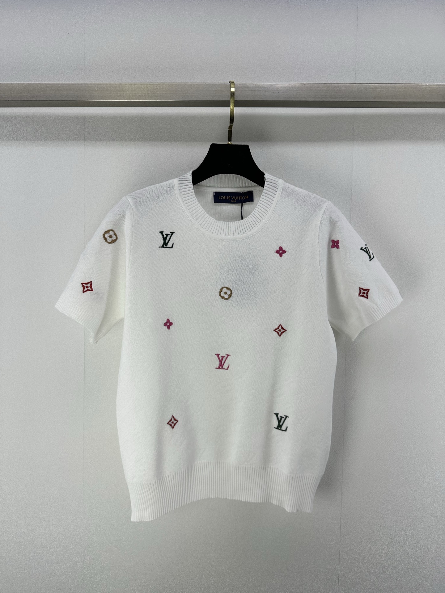 NO:328291,Lv *New details 25 Spring and summer latest embroidered short sleeves Customized YB knitted material Density fine knitted Clear hair texture Comfortable and skin-friendly The shoulder tailor is elegant and intellectual, elastic, comfortable to wear, and the whole body is positioned to decorate the four-leaf clover element logo. Use color and pattern variations to enrich the visual effect. The design is more fashionable. The upper body is high-end and fashionable!  3 color 3 code SML, louis vuitton, T-shirt, alexander wang19860909Lv *上新细节 25 春夏最新刺绣短袖 定制YB针织材质 密度细针织造 清晰毛感肌理 舒适亲肤 正肩剪裁优雅知性 弹性十足 穿搭舒适 通体定位装饰四叶草元素徽标 利用颜色和图案变体丰富视觉效果 设计更显洋气 上身高级时髦！ 3色3码SML,,louis vuitton,T-shirt,alexander wang,Women's clothing