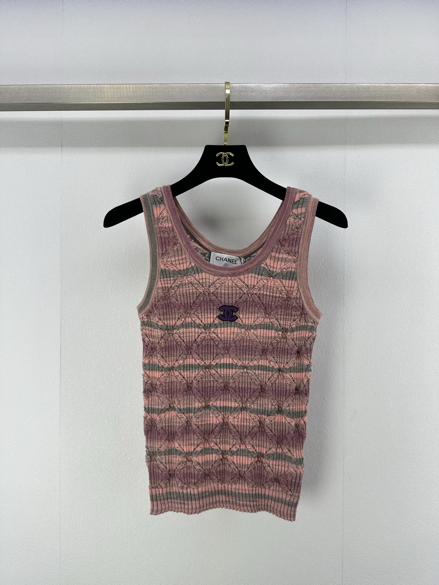 NO:326963,Chane* new details 25 new summer colored diamond vest fabric breathable color logo medal design embellishment upper body high-end atmosphere 3 colors 3 code SML, chanel, alexander wang19860909Chane*上新细节 25 夏季新款彩色菱格纹背心 面料透气 彩色logo勋章设计修饰点缀 上身高级氛围感 3色3码SML,,chanel,alexander wang,Women's clothing