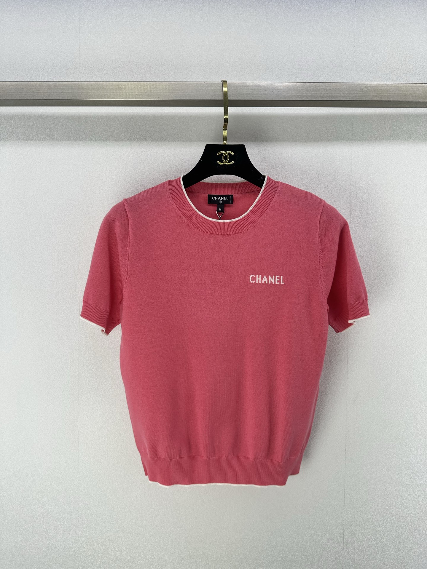 NO:326971,Chane* new details 25 spring and summer new knitted round neck short sleeves contrasting color edging design classic letter logo contrasting color jacquard embellishment simple classic fashionable and versatile 2 colors 3 codes SML, chanel, T-shirt, alexander wang19860909Chane*上新细节 25 春夏新款针织圆领短袖 撞色包边设计 经典字母logo撞色提花点缀 简约经典时髦百搭 2色3码SML,,chanel,T-shirt,alexander wang,Women's clothing