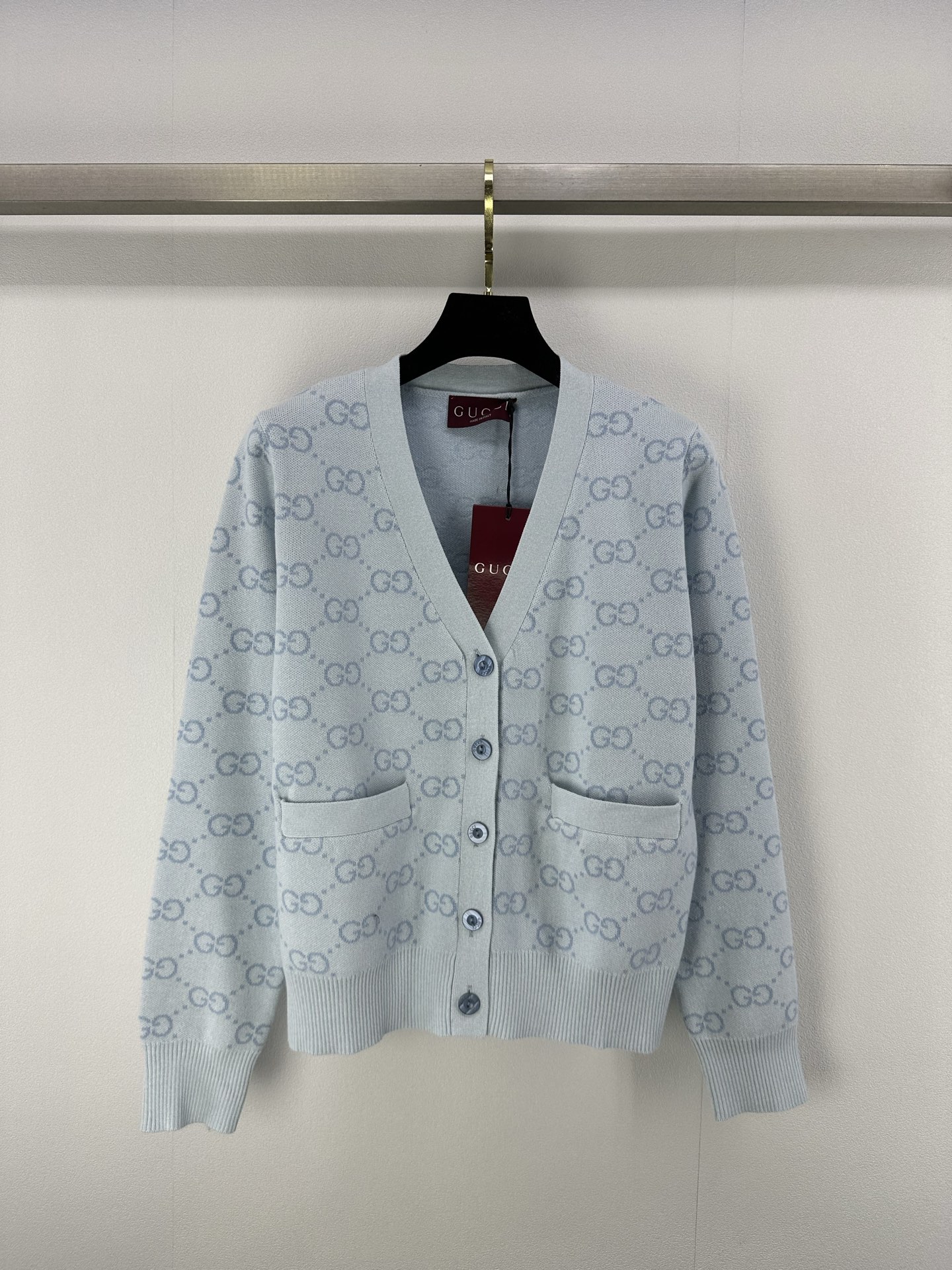 NO:327720,New details on Gucc* 25 Spring and summer new knitted V-neck cardigan classic double Glogo jacquard decoration two-pocket design yb open-mold letter logo button embellishment classic fashionable high-end temperament versatile 2 colors 3 codes SML, gucci, alexander wang19860909Gucc*上新细节 25 春夏新款针织V领开衫 经典双Glogo提花装饰 两口袋设计 yb开模字母logo纽扣点缀 经典时髦高级气质百搭 2色3码SML,,gucci,alexander wang,Women's clothing