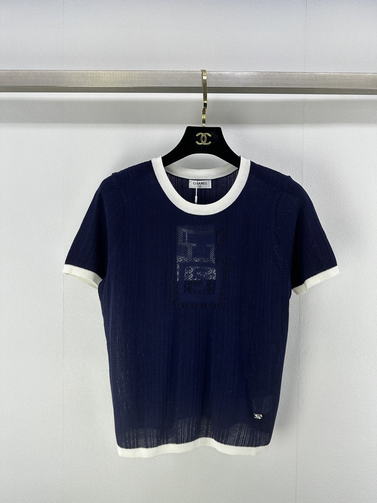 NO:326973,Chane* new details 25 Summer new round neck perfume bottle short sleeves perfume bottle pattern jacquard, metal logo embellishment in the lower right corner, black and white simple and high-end!  3 color 3 code SML, chanel, T-shirt, alexander wang19860909Chane*上新细节 25 夏季新款圆领香水瓶短袖 香水瓶图案提花 右下角金属logo点缀 黑白色简约又高级！ 3色3码SML,,chanel,T-shirt,alexander wang,Women's clothing