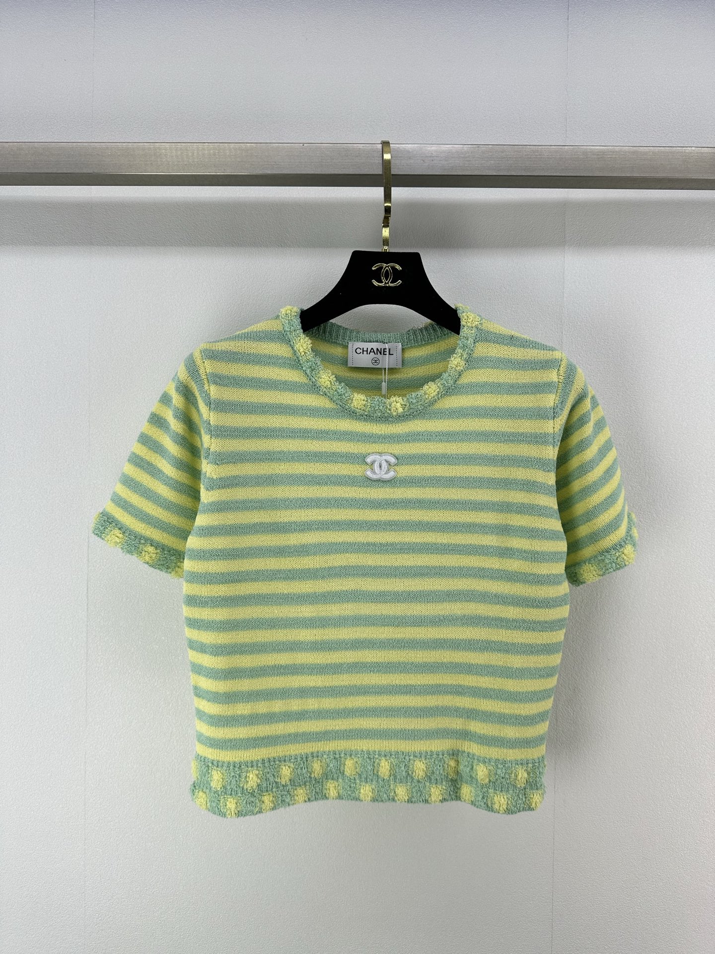 NO:326977,Chane* new details 25 summer new round neck contrasting short sleeves striped contrasting color design embellishment Summer color matching upper body high-end atmosphere 3 colors 3 codes SML, chanel, T-shirt, alexander wang19860909Chane*上新细节 25 夏季新款圆领撞色短袖 条纹撞色设计修饰点缀 夏日配色 上身高级氛围感 3色3码SML,,chanel,T-shirt,alexander wang,Women's clothing