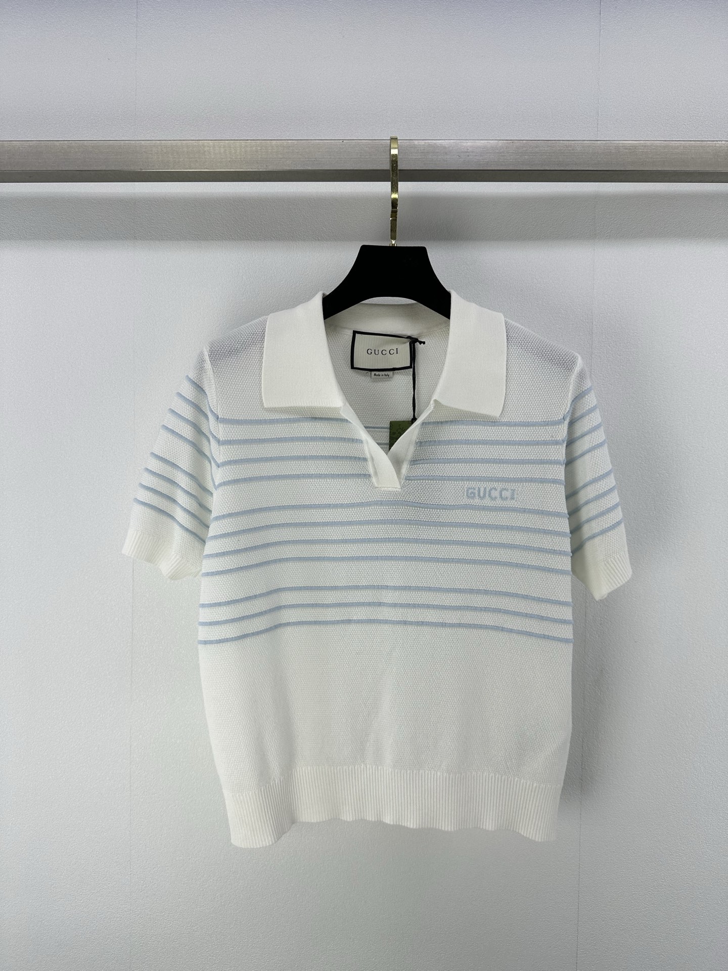 NO:326964,New details on Gucc* 25 Spring and summer new knitted lapel short sleeves Intermediate color striped splicing design Classic letter logo jacquard embellishment High-end stylish commuter college style 2 colors 3 codes SML, gucci, T-shirt, alexander wang19860909Gucc*上新细节 25 春夏新款针织翻领短袖 间色条纹拼接设计 经典字母logo提花点缀 高级时髦通勤学院风 2色3码SML,,gucci,T-shirt,alexander wang,Women's clothing