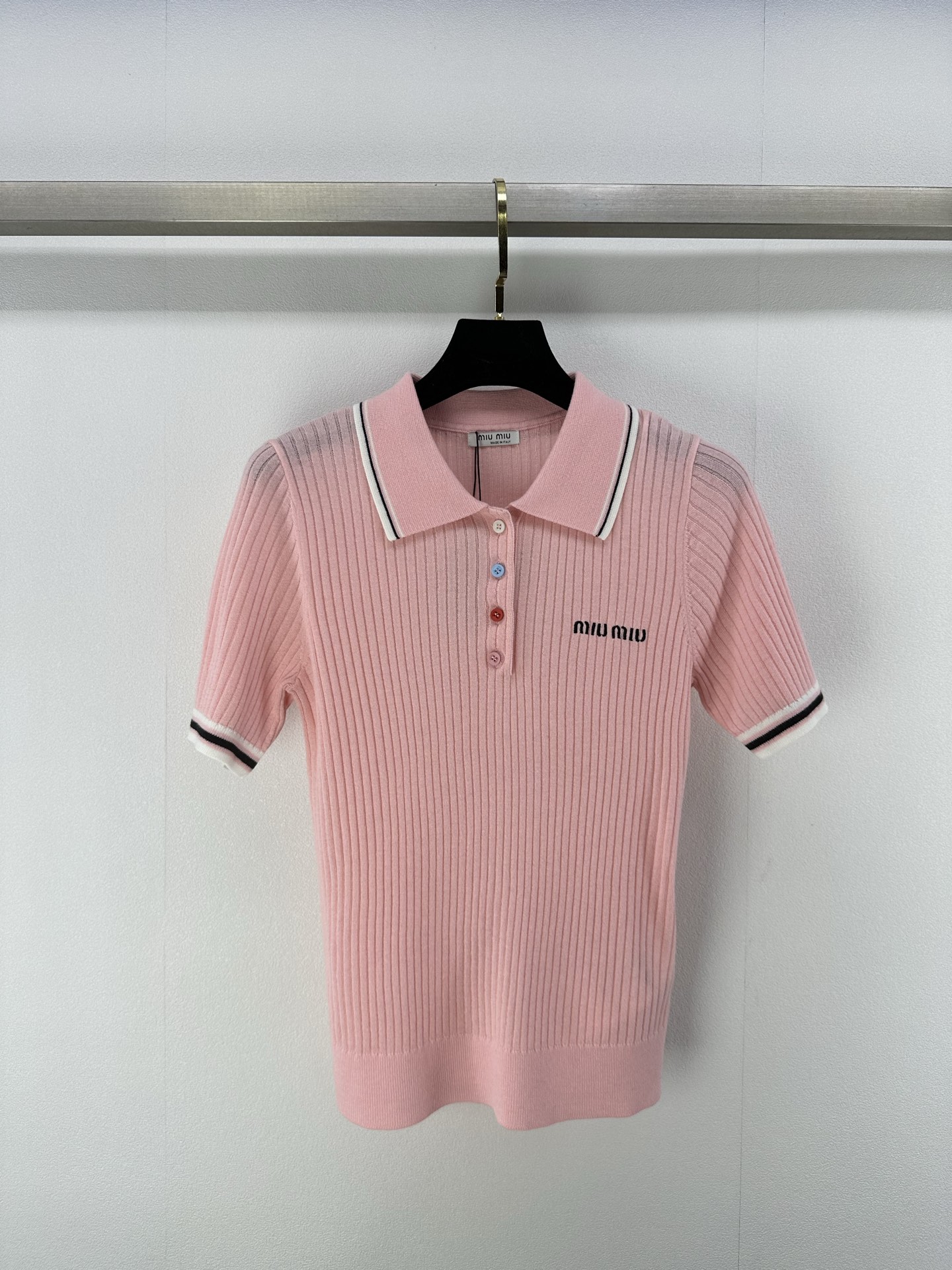 NO:326966,Miumi* new details 25 spring and summer new knitted lapel short sleeves classic letter logo embroidery embroidery yb open mold letter logo button decoration high-end stylish commuter college style 2 colors 3 codes SML, miumiu, T-shirt, alexander wang19860909miumi*上新细节 25 春夏新款针织翻领短袖 经典字母logo刺绣点缀 yb开模字母logo纽扣装饰 高级时髦通勤学院风 2色3码SML,,miumiu,T-shirt,alexander wang,Women's clothing