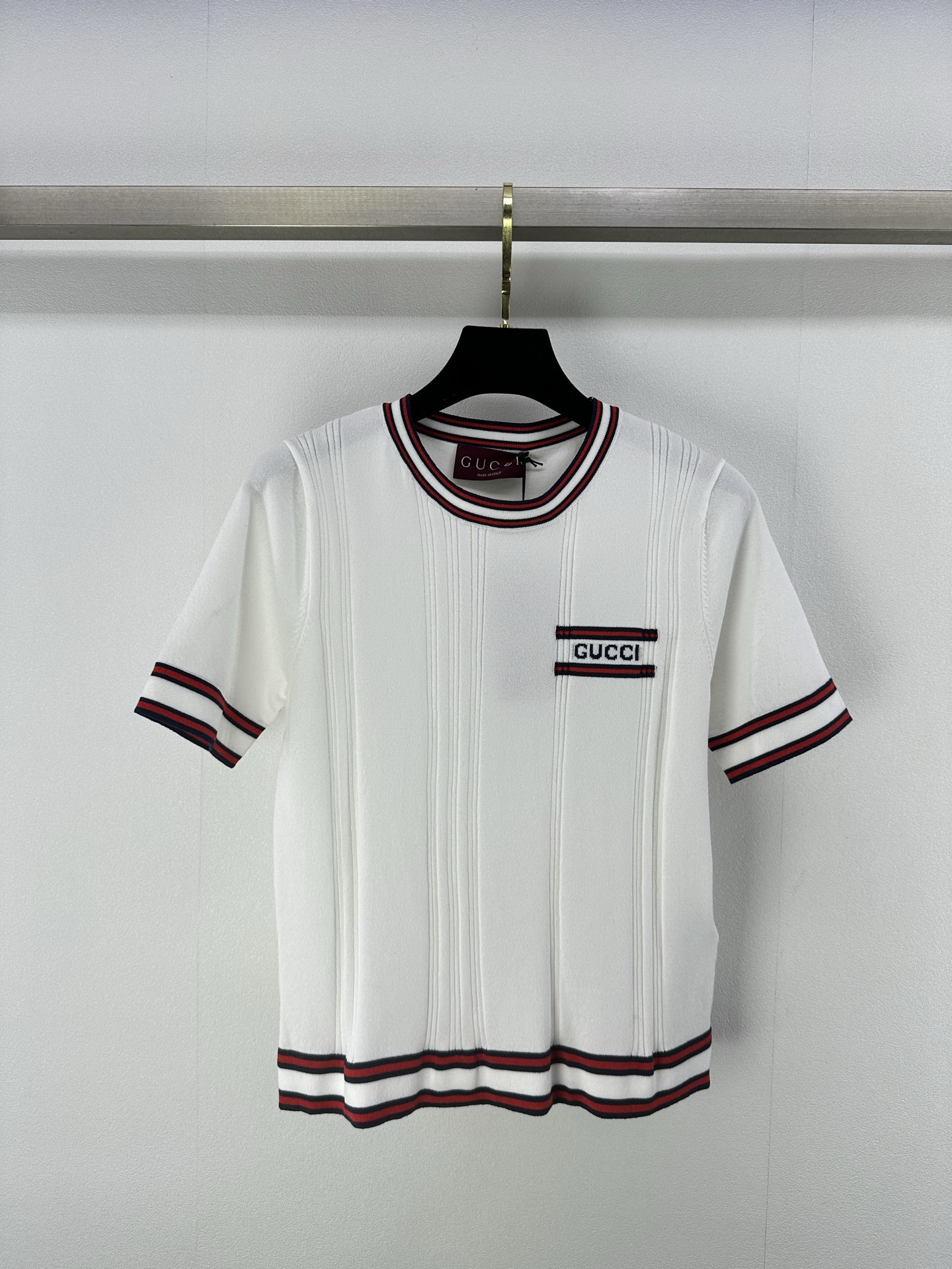 NO:326970,New details on Gucc* 25 Spring and summer new knitted round neck short sleeves, mid-color striped splicing and edge design, classic brand letter logo jacquard embellishment, classic simple and fashionable versatile 2 colors 3 codes SML, gucci, T-shirt, alexander wang19860909Gucc*上新细节 25 春夏新款针织圆领短袖 间色条纹拼接包边设计 经典品牌字母logo提花点缀 经典简约时髦百搭 2色3码SML,,gucci,T-shirt,alexander wang,Women's clothing