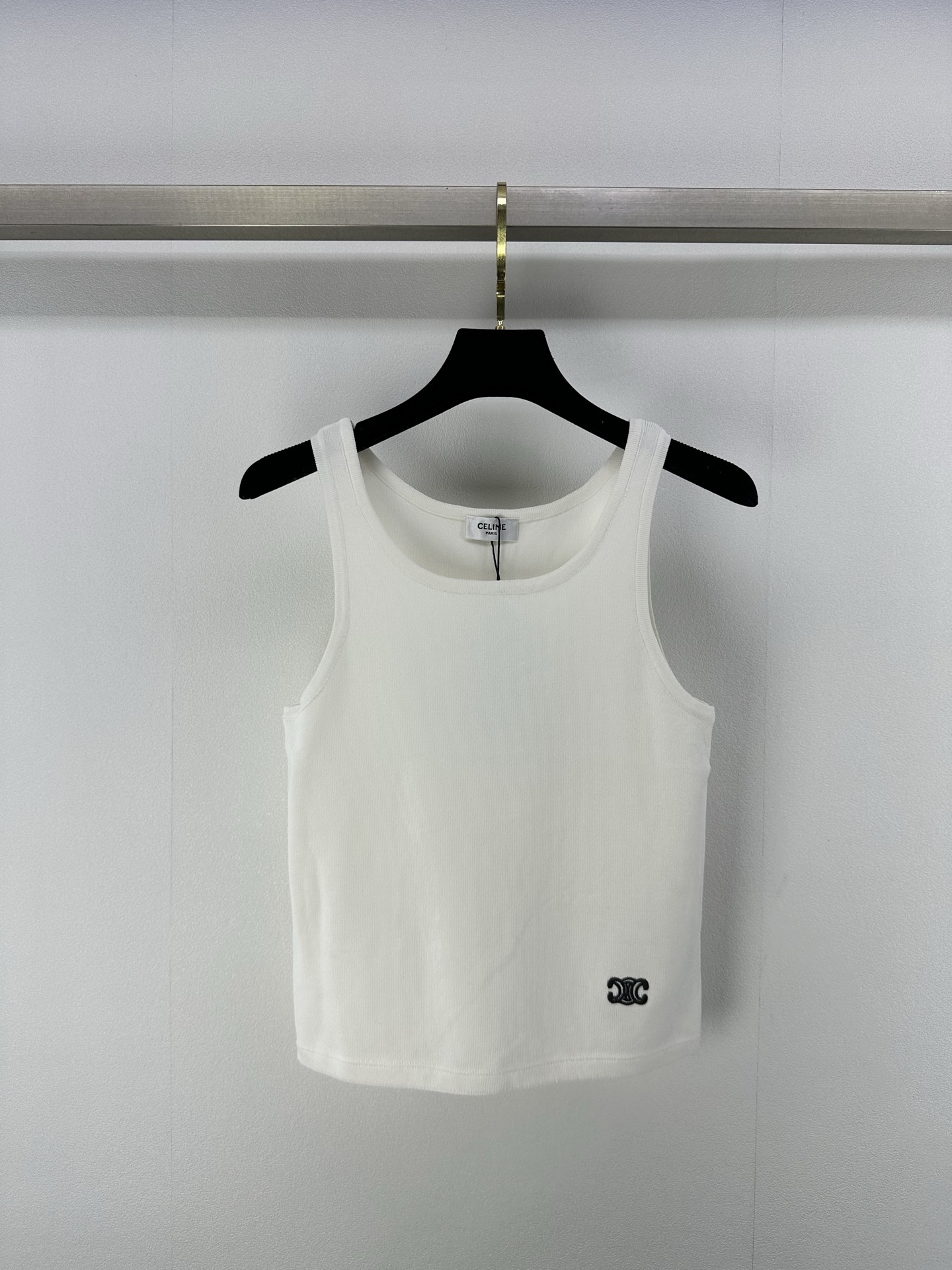 NO:327700,celin * New details 25 New summer embroidered Arc de Triomphe logo pattern vest Hem positioning logo embroidery thin body versatile and not picky 2 colors 3 codes SML, celine, alexander wang19860909celin * 上新细节 25 夏季新款刺绣凯旋门logo图案背心 下摆定位logo刺绣 衣身轻薄 百搭不挑人 2色3码SML,,celine,alexander wang,Women's clothing