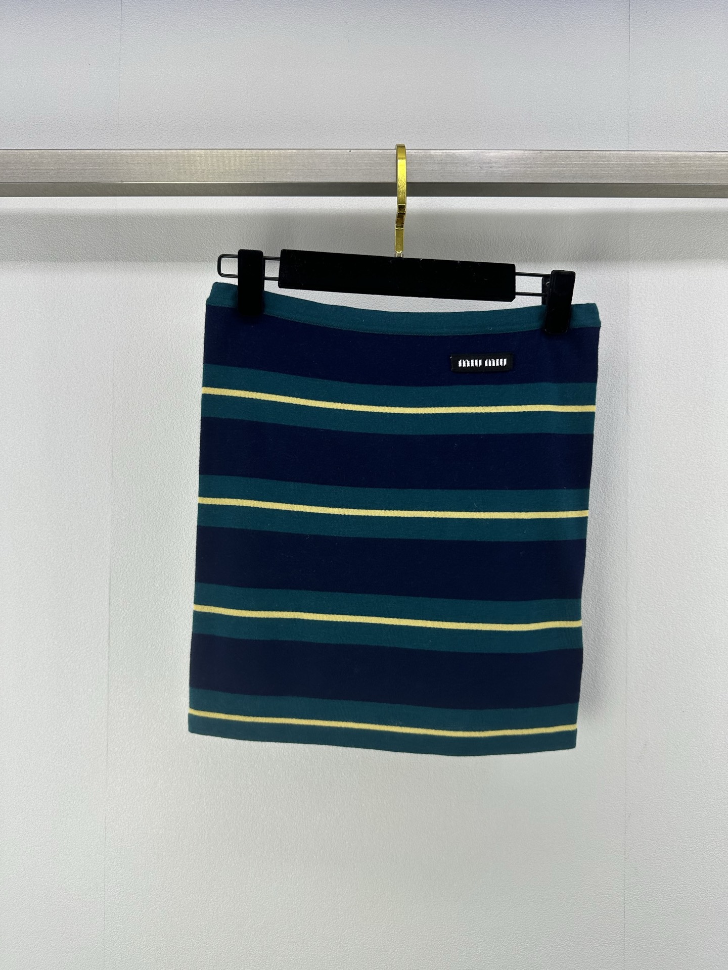 NO:327703,Miumi* new details 25 spring and summer new strapless vest college style contrasting color splicing slim fit and slim, fashionable and age-reducing versatile 2 colors 3 size SML, miumiu, alexander wang19860909Miumi*上新细节 25 春夏新款抹胸背心 学院风撞色拼接 修身显瘦 时尚又减龄百搭 2色3码SML,,miumiu,alexander wang,Women's clothing