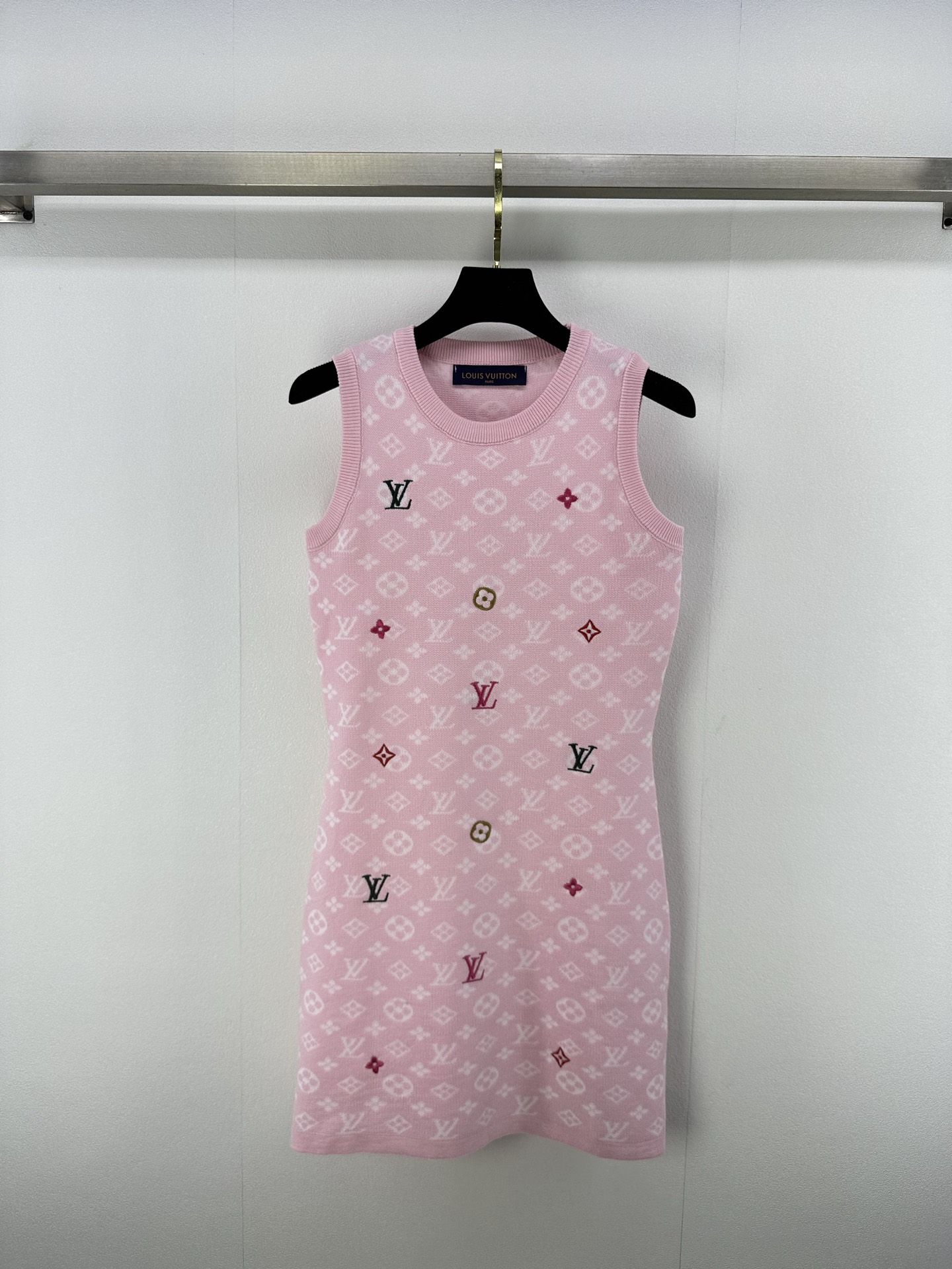 NO:326967,Lv *New details 25 Spring and summer latest embroidered vest skirt Customized YB knitted material Density fine knitted Clear hair texture Comfortable and skin-friendly The shoulder tailor is elegant and intellectual, elastic, comfortable to wear, and the whole body is positioned to decorate the four-leaf clover element logo. Use color and pattern variations to enrich the visual effect. The design is more fashionable. The upper body is high-end and fashionable!  3 color 3 code SML, louis vuitton, skirts, alexander wang19860909Lv *上新细节 25 春夏最新刺绣背心裙 定制YB针织材质 密度细针织造 清晰毛感肌理 舒适亲肤 正肩剪裁优雅知性 弹性十足 穿搭舒适 通体定位装饰四叶草元素徽标 利用颜色和图案变体丰富视觉效果 设计更显洋气 上身高级时髦！ 3色3码SML,,louis vuitton,skirts,alexander wang,Women's clothing