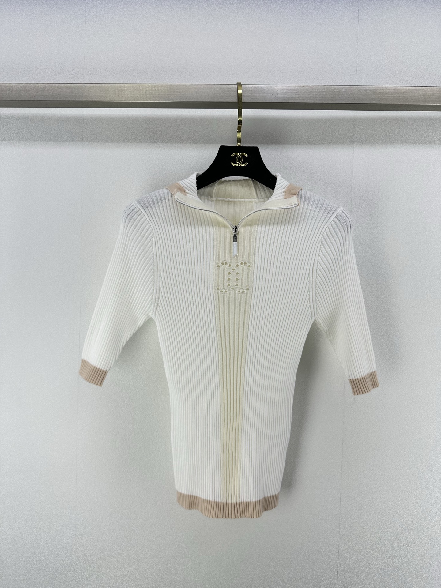 NO:327711,Chane* New details 25C Spring and summer new hollow head hooded short sleeves Chest hollowing craftsmanship daily and unique Beautiful girls must enter 1 color 3 code SML, chanel, T-shirt,hats,alexander wang19860909Chane* 上新细节 25C 春夏新款镂空套头连帽短袖 胸口镂空工艺 日常又别致 美少女必 入 1色3码SML,,chanel,T-shirt,hats,alexander wang,Women's clothing