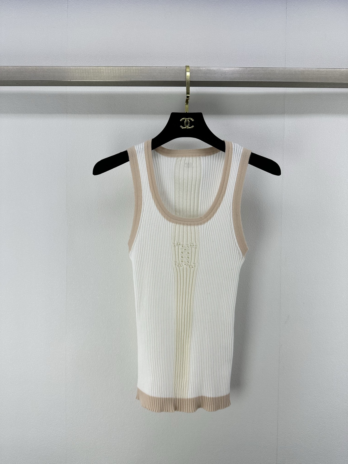 NO:327714,Chane* New details 25C Spring and summer new hollow round neck vest chest hollowing craft contrasting color lines daily and unique. Beautiful girls must enter 1 color 3 code SML, chanel, alexander wang19860909Chane* 上新细节 25C 春夏新款镂空圆领背心 胸口镂空工艺 撞色线条 日常又别致 美少女必入 1色3码SML,,chanel,alexander wang,Women's clothing