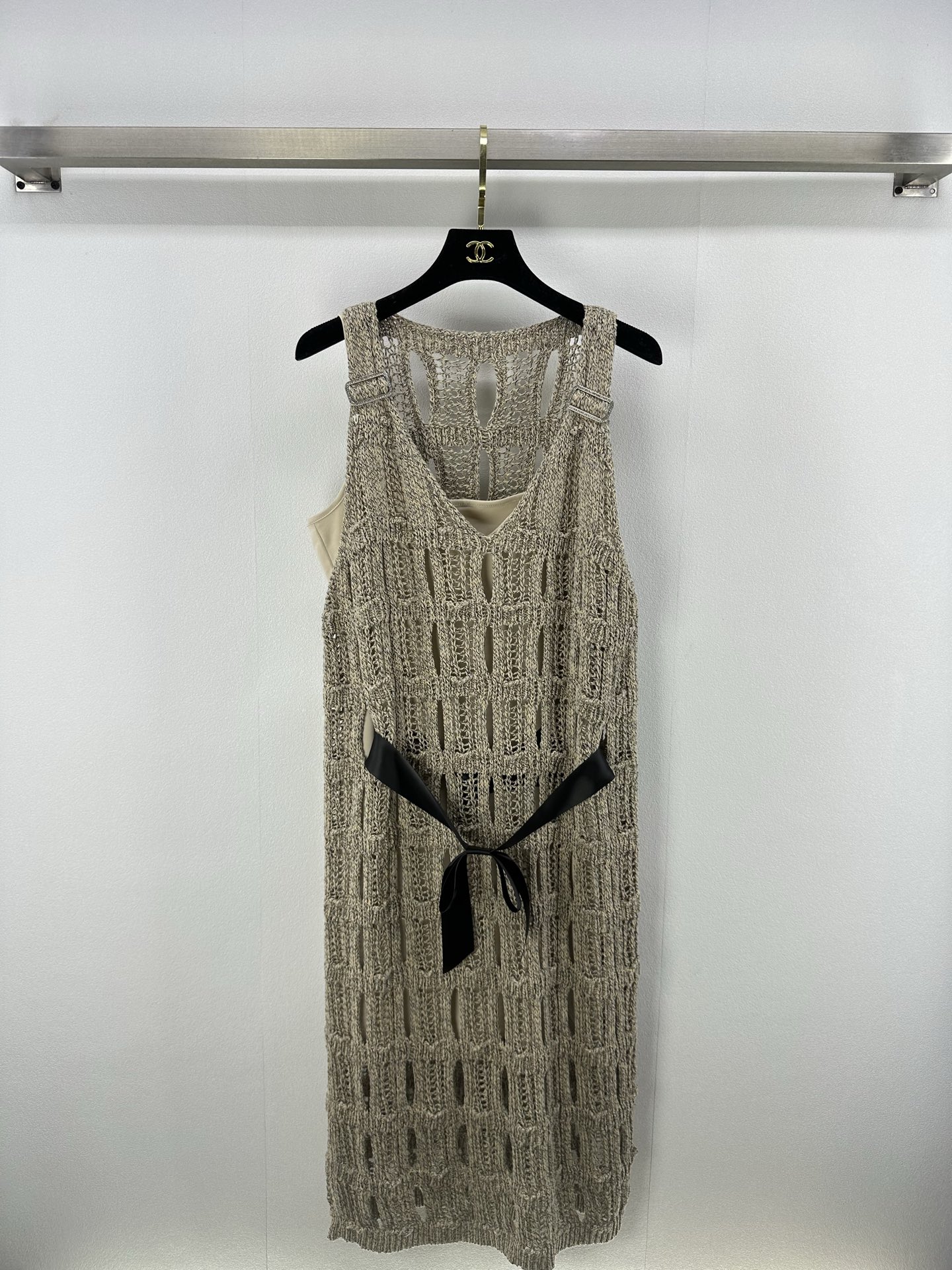 NO:326965,Chane* new details 25 coco beautiful little fairy spring and summer new product!  Color summer vacation atmosphere outfit!  A magical artifact of rich and beautiful!  Heavy craftsmanship, empty hook weaver back vest skirt. Delivery butterfly belt, rhinestone metal shoulder buckle adjustable, luxurious and high-end temperament. The classic V-neck loose style is versatile and not picky about people, fashionable and high-end!  Delivery nude small suspenders 12 color 3 codes SML, chanel, skirts, alexander wang19860909chane*上新细节 25 coco绝美小仙女春夏新品！色彩夏日度假氛围感穿搭！白富美神器！重工艺缕空勾花编织工背背心裙.配送蝴蝶腰带,水钻金属肩扣可调节,气质奢华又高级.经典V领宽松版型百搭不挑人时髦又高级！配送裸色小吊带 12色3码SML,,chanel,skirts,alexander wang,Women's clothing