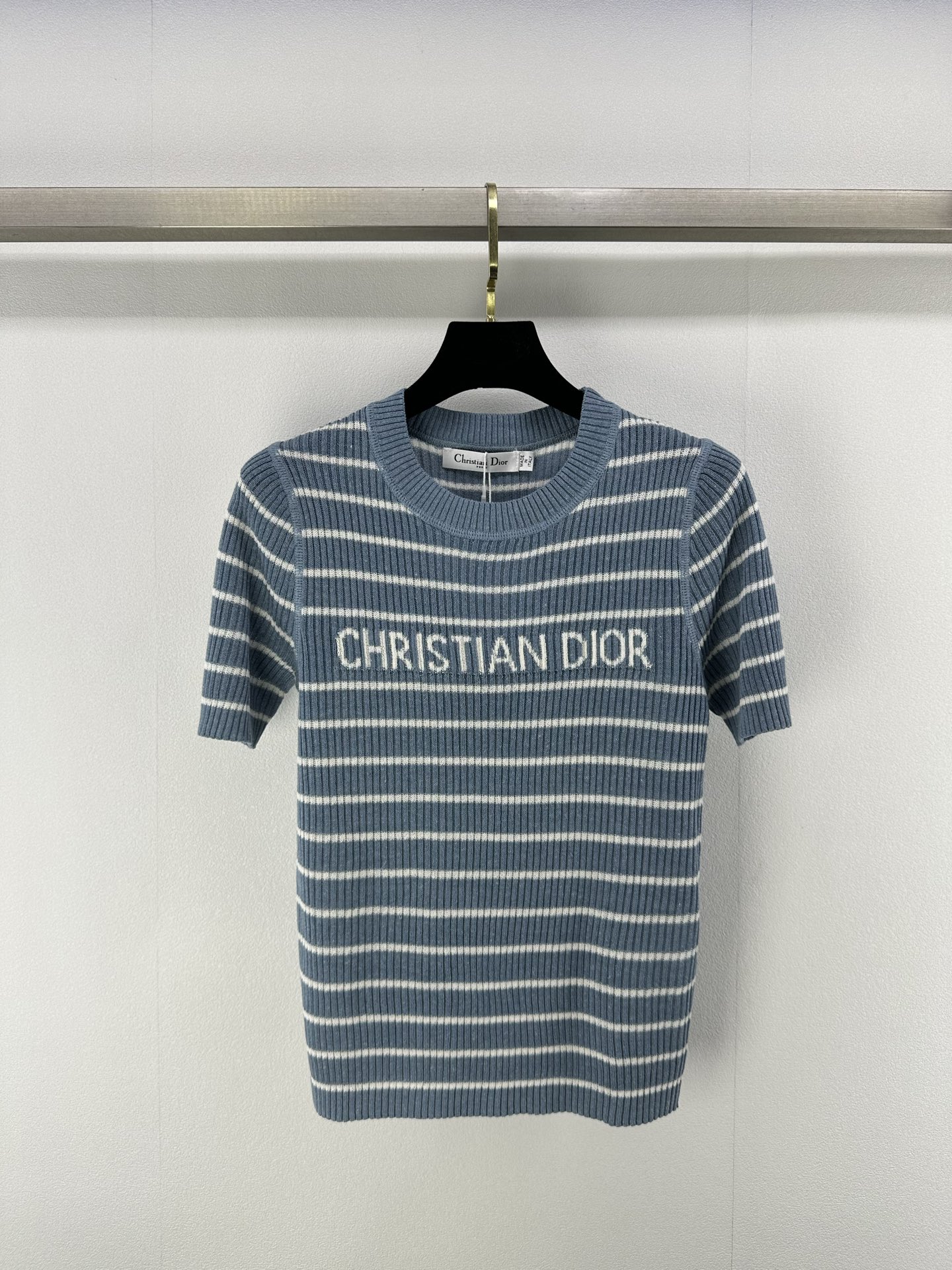 NO:327706,New details on Dio* 25 Spring and summer new knitted round neck short sleeves Classic inter-color striped splicing design Brand letter logo contrast embellishment Slim fit style top body slim exquisite low luxury versatile 1 color 3 size SML, dior, T-shirt, alexander wang19860909Dio*上新细节 25 春夏新款针织圆领短袖 经典间色条纹拼接设计 品牌字母logo撞色点缀 修身版型上身显瘦 精致低奢百搭 1色3码SML,,dior,T-shirt,alexander wang,Women's clothing