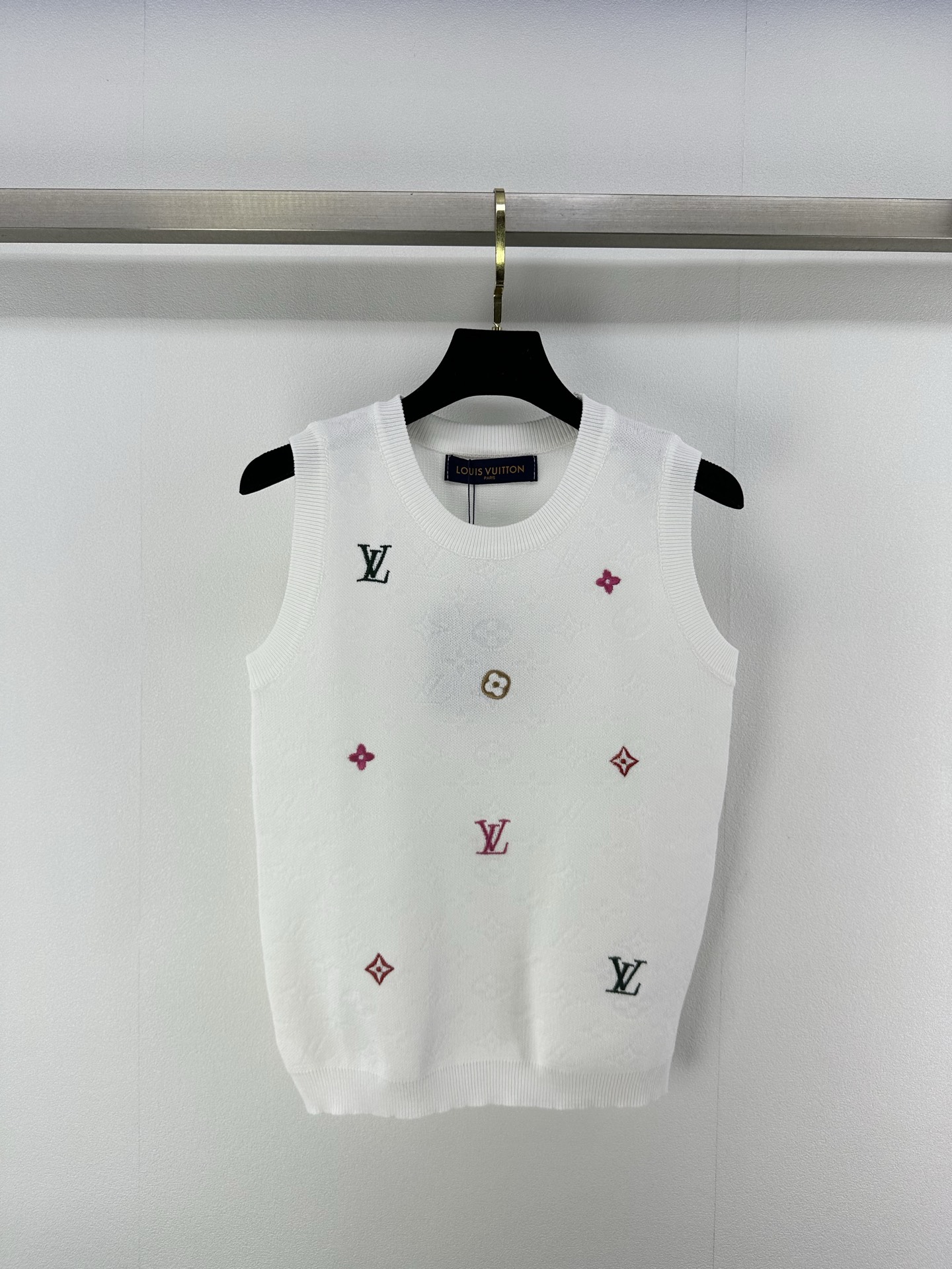 NO:326969,Lv *New details 25 Spring and summer latest embroidered vest Customized YB knitted material Density fine knitted Clear hair texture Comfortable and skin-friendly The shoulder tailor is elegant and intellectual, elastic, comfortable to wear, and the whole body is positioned and decorative four-leaf clover element logo. Use color and pattern variations to enrich the visual effect. The design is more fashionable. The upper body is high-end and fashionable!  3 color 3 code SML, louis vuitton, alexander wang19860909Lv *上新细节 25 春夏最新刺绣背心 定制YB针织材质 密度细针织造 清晰毛感肌理 舒适亲肤 正肩剪裁优雅知性 弹性十足 穿搭舒适 通体定位装饰四叶草元素徽标 利用颜色和图案变体丰富视觉效果 设计更显洋气 上身高级时髦！ 3色3码SML,,louis vuitton,alexander wang,Women's clothing