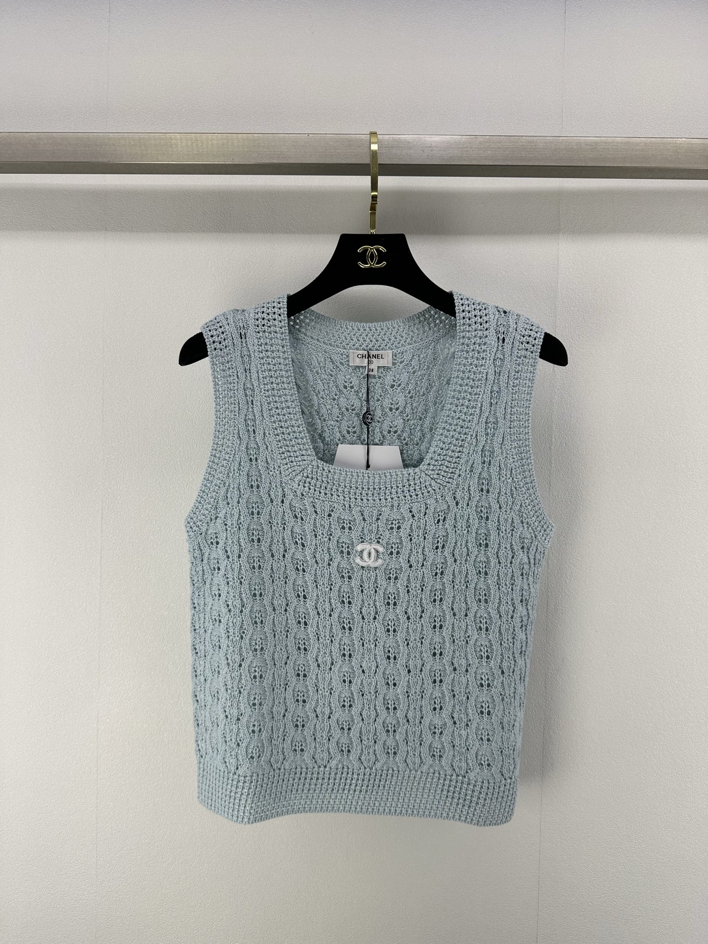 NO:327702,Chane* new details 25 Spring and summer new square collar vest positioning logo Square collar design reveals clavicle very slim~ the upper body looks very slim and high-end. Single wear inside, 2 colors and 3 sizes SML, chanel, alexander wang19860909Chane*上新细节 25 春夏新款方领背心 定位logo 方领设计露锁骨非常显瘦~上身非常显瘦高级 单穿内搭都 2色3码SML,,chanel,alexander wang,Women's clothing