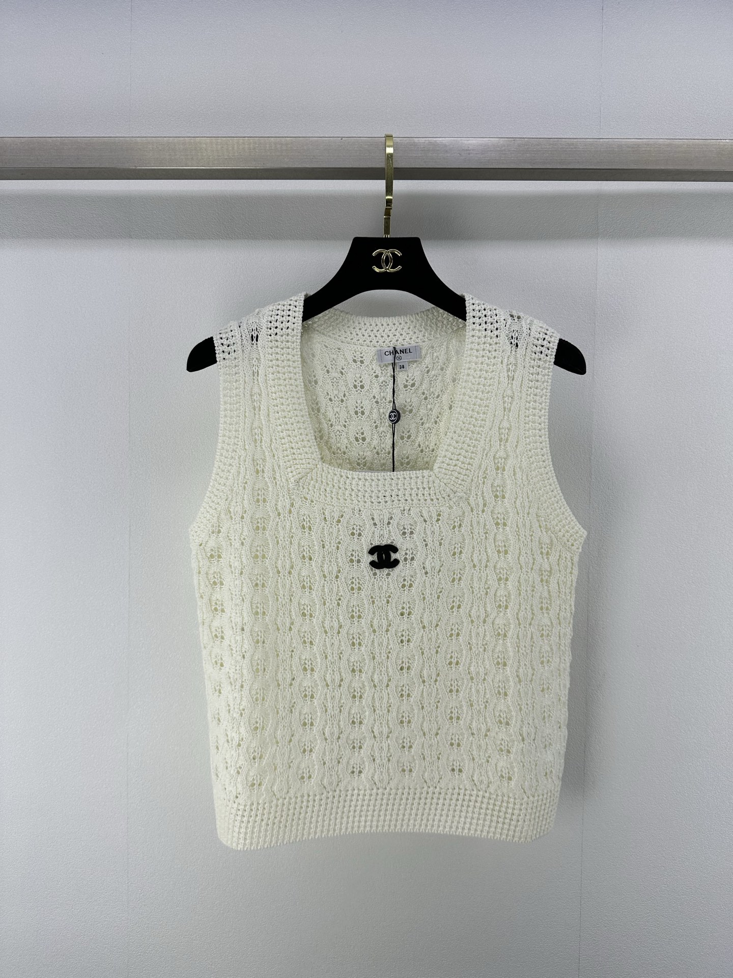 NO:327705,Chane* new details 25 Spring and summer new square collar vest positioning logo Square collar design reveals clavicle very slim~ the upper body looks very slim and high-end. Single wear inside, 3 colors and 3 sizes SML, chanel, alexander wang19860909Chane*上新细节 25 春夏新款方领背心 定位logo 方领设计露锁骨非常显瘦~上身非常显瘦高级 单穿内搭都 3色3码SML,,chanel,alexander wang,Women's clothing