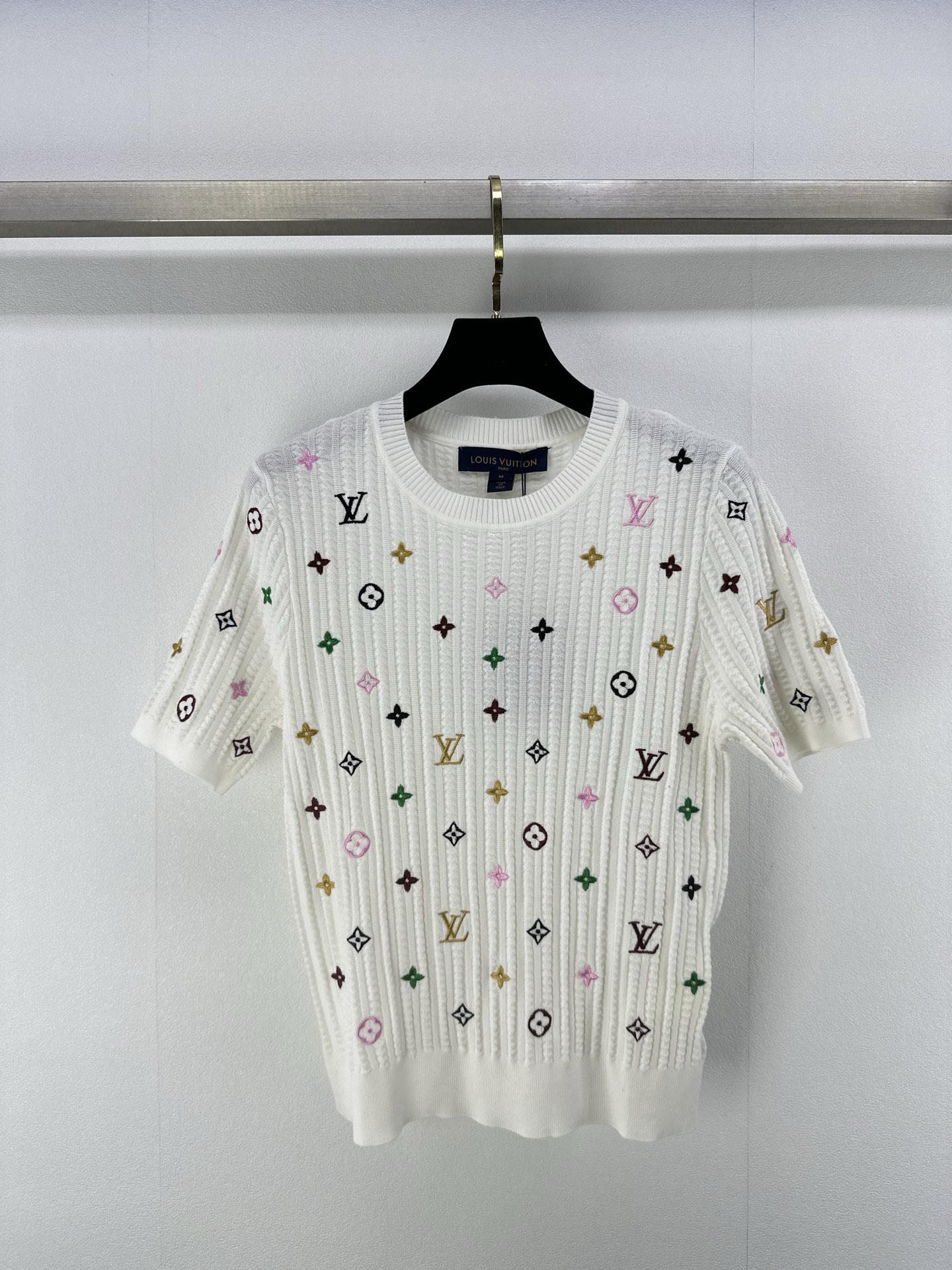 NO:424464,New details on LV* 25 Spring and summer new knitted round neck short sleeves Classic brand old-fashioned letter logo pattern jacquard decoration High-end fashionable big brand versatile 2 colors 3 codes SML,,louis vuitton,T-shirt,alexander wang19860909LV*上新细节 25 春夏新款针织圆领短袖 经典品牌老花字母logo图案提花装饰 高级时髦大牌百搭 2色3码SML,,louis vuitton,T-shirt,alexander wang,Women's clothing