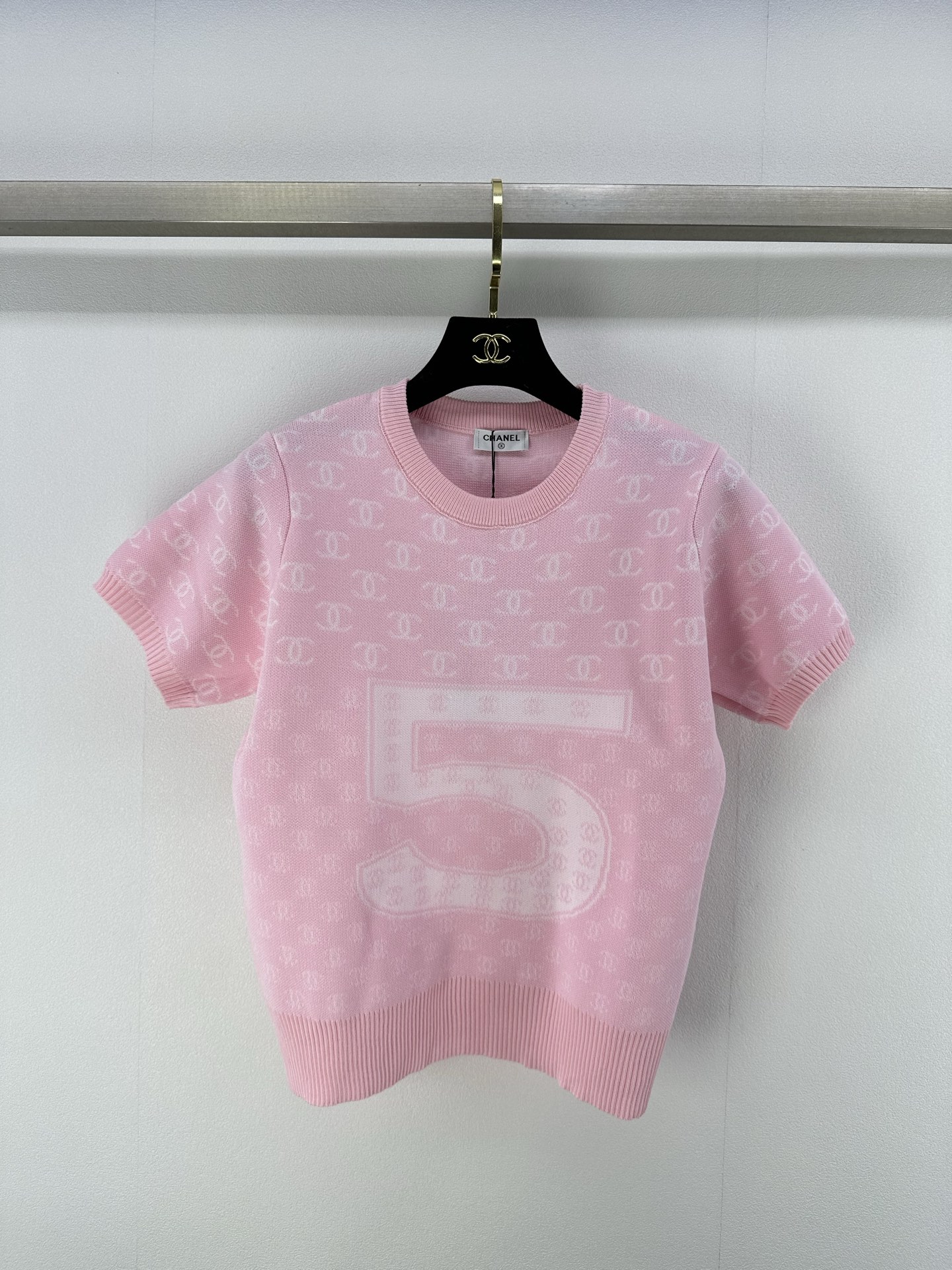 NO:427556,Chane *New details 25 Spring and summer latest jacquard number 5 short sleeves, dense fine knitted, clear hairy texture, comfortable and skin-friendly, elegant and intellectual, elastic, comfortable to wear, full body positioning and decorative double C element logo, rich visual effects using color and pattern variations, more fashionable design, high-end and fashionable upper body!  3 color 3 code SML, chanel, T-shirt, alexander wang19860909Chane *上新细节 25 春夏最新提花数字5短袖 密度细针织造 清晰毛感肌理 舒适亲肤 正肩剪裁优雅知性 弹性十足 穿搭舒适 通体定位装饰双C元素徽标 利用颜色和图案变体丰富视觉效果 设计更显洋气 上身高级时髦！ 3色3码SML,,chanel,T-shirt,alexander wang,Women's clothing