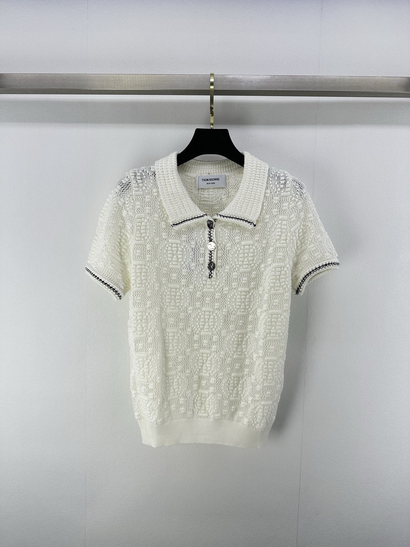 NO:331920,Tb* new details 25 Spring and summer new product lapel hollow knitted short sleeves Customized YB wool knitted material Customized logo buckle Delicate and soft Breathable Comfortable Delicate lapel knitted short sleeves Neck knitted embroidered edges Ready-to-wear relief craft crochet Elegant temperament Comfortable and comfortable slim fit style Slim and high-end Daily commuting 1 color 3 code SML, T-shirt, alexander wang19860909Tb*上新细节 25 春夏新品翻领镂空针织短袖 定制YB羊毛针织材质 定制logo扣 细腻柔软 透气舒适 精致翻领针织短袖 领口编织绣边 成衣浮雕工艺钩织 优雅气质 兼具舒适时尚 修身版型 上身显瘦高级 日常通勤 1色3码SML,,T-shirt,alexander wang,Women's clothing