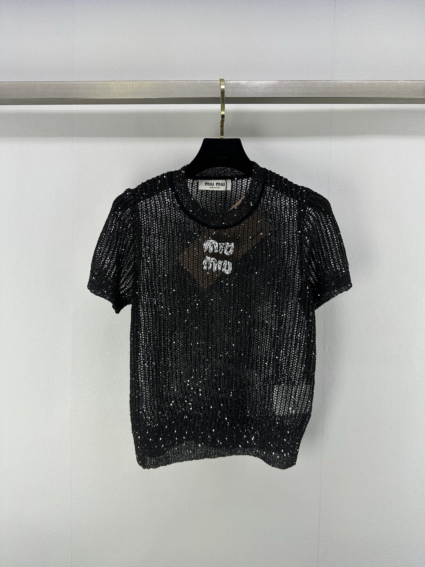 NO:331934,miumi* New details 24 Summer new hollow bead short sleeves, relaxed outfit, dazzling embroidered beads shining beads hollow crochet top!  The stars in the sky are mysterious and noble!  Rich sequin heavy industry luxury is absolutely unique!  Imported wool sequin yarn Swiss woven craftsmanship creates a low-key and luxurious sense of high quality!  Loose style, lazy temperament, casual and elegant. Classic, unscrupulous and super slim on the upper body. 3 colors and 3 sizes SML, miumiu, T-shirt, alexander wang19860909miumi* 上新细节 24 夏季新款镂空珠片短袖 松弛感穿搭,璀璨刺绣珠片闪耀珠片镂空钩织上衣！满天繁星神秘又高贵！丰富的亮片重工奢华绝绝子！进口羊毛亮片纱线瑞士机织工艺打造低调奢华的高级感！宽松版型慵懒气质随性优雅.经典不挑人上身超显瘦 3色3码SML,,miumiu,T-shirt,alexander wang,Women's clothing