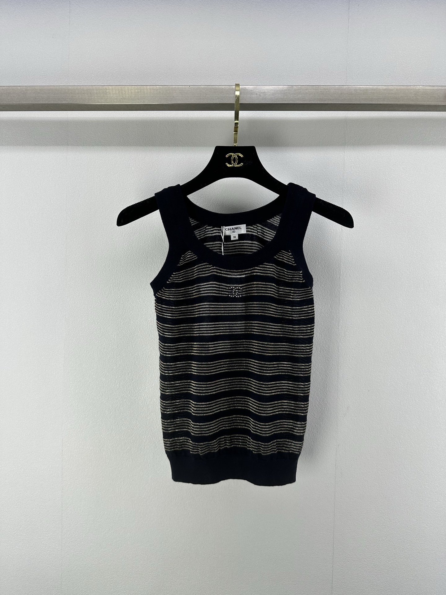 NO:331936,Chane* new details 25 Spring and summer latest gold wire striped short-sleeved knitted vest, customized logo buckle, striped temperament and celebrity girl, comfortable texture and delicate skin-friendly, slim fit and slim, and casual matching is very fashionable and high-end!  3 color 3 code SML, chanel, T-shirt, alexander wang19860909Chane*上新细节 25 春夏最新金丝条纹短袖针织背心,定制logo饰扣,条纹气质名媛少女,质感舒适亲肤细腻,版型修身显瘦,随意搭配都非常时髦高级！ 3色3码SML,,chanel,T-shirt,alexander wang,Women's clothing