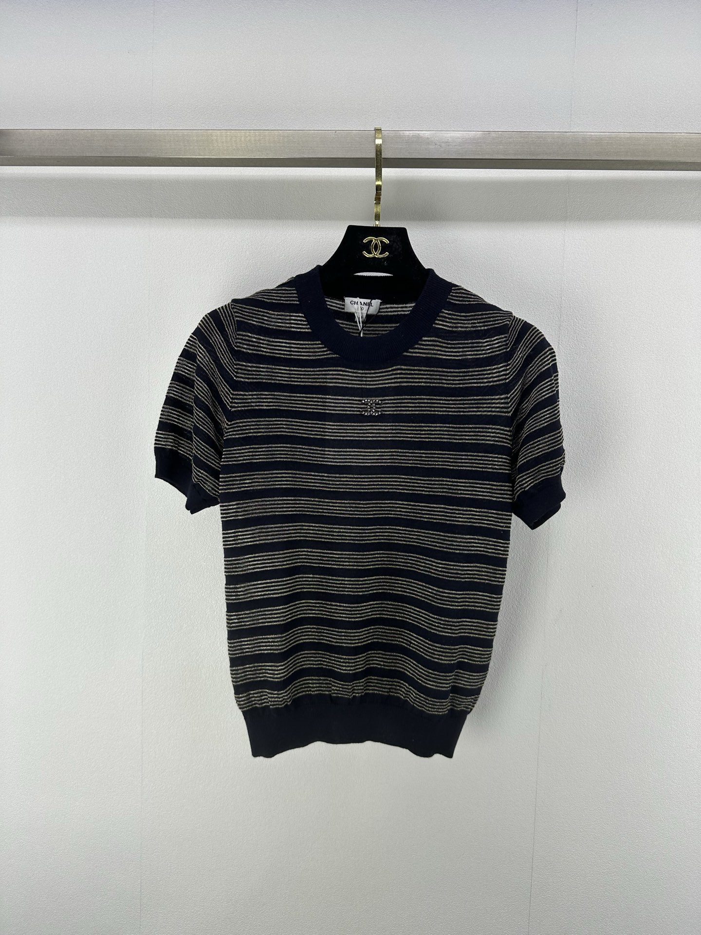 NO:331937,Chane* new details 25 Spring and summer latest gold wire striped short-sleeved knitted short-sleeved short-sleeved, customized logo buckle, striped temperament and celebrity girl, comfortable texture and delicate skin-friendly, slim fit and slim, and casual matching is very fashionable and high-end!  3 color 3 code SML, chanel, T-shirt, alexander wang19860909Chane*上新细节 25 春夏最新金丝条纹短袖针织短袖,定制logo饰扣,条纹气质名媛少女,质感舒适亲肤细腻,版型修身显瘦,随意搭配都非常时髦高级！ 3色3码SML,,chanel,T-shirt,alexander wang,Women's clothing