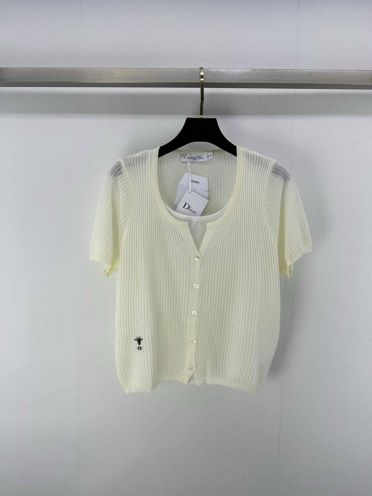 NO:331940,Dio* New Details 25 Spring and Summer Latest Fake Two-Piece Knitted Short Sleeves!  Custom imported knitted material, soft and comfortable, fake two-piece style, rich design layering, the hem embellishes the brand logo to highlight the brand's high-end style, the ready-made garments are comfortable and elastic, adding a lively atmosphere to the outfit. No need to deliberately add decoration, it can demonstrate the elegant and high-end brand tone!  2 color 3 code SML, dior, T-shirt, alexander wang19860909Dio* 上新细节 25 春夏最新假两件针织短袖！定制进口针织材质 柔软舒适 假两件版型 设计层次感丰富 下摆点缀品牌徽标 彰显品牌高级格调 成衣舒适有弹力 为穿搭增添活泼气息 无需刻意加饰 即可彰显典雅高级的品牌调性！ 2色3码SML,,dior,T-shirt,alexander wang,Women's clothing