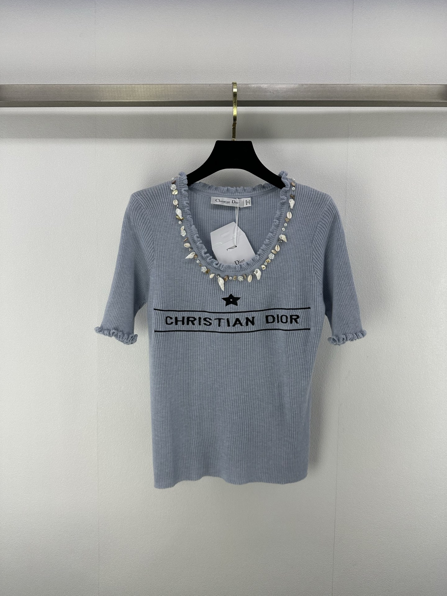 NO:331943,Dio* New details 25 Summer new shell five-pointed star short sleeve embroidered five-pointed star neckline hand-beaded sea shell cuff neckline black fungus lace exquisite and fashionable upper body age-reducing simple and comfortable versatile and not picky 3 colors 3 codes SML, dior, T-shirt, alexander wang19860909Dio* 上新细节 25 夏季新款贝壳五角星短袖 刺绣五角星 领口手工串珠海洋贝壳 袖口领口木耳花边精致时髦 上身减龄简洁舒适 百搭不挑人 3色3码SML,,dior,T-shirt,alexander wang,Women's clothing