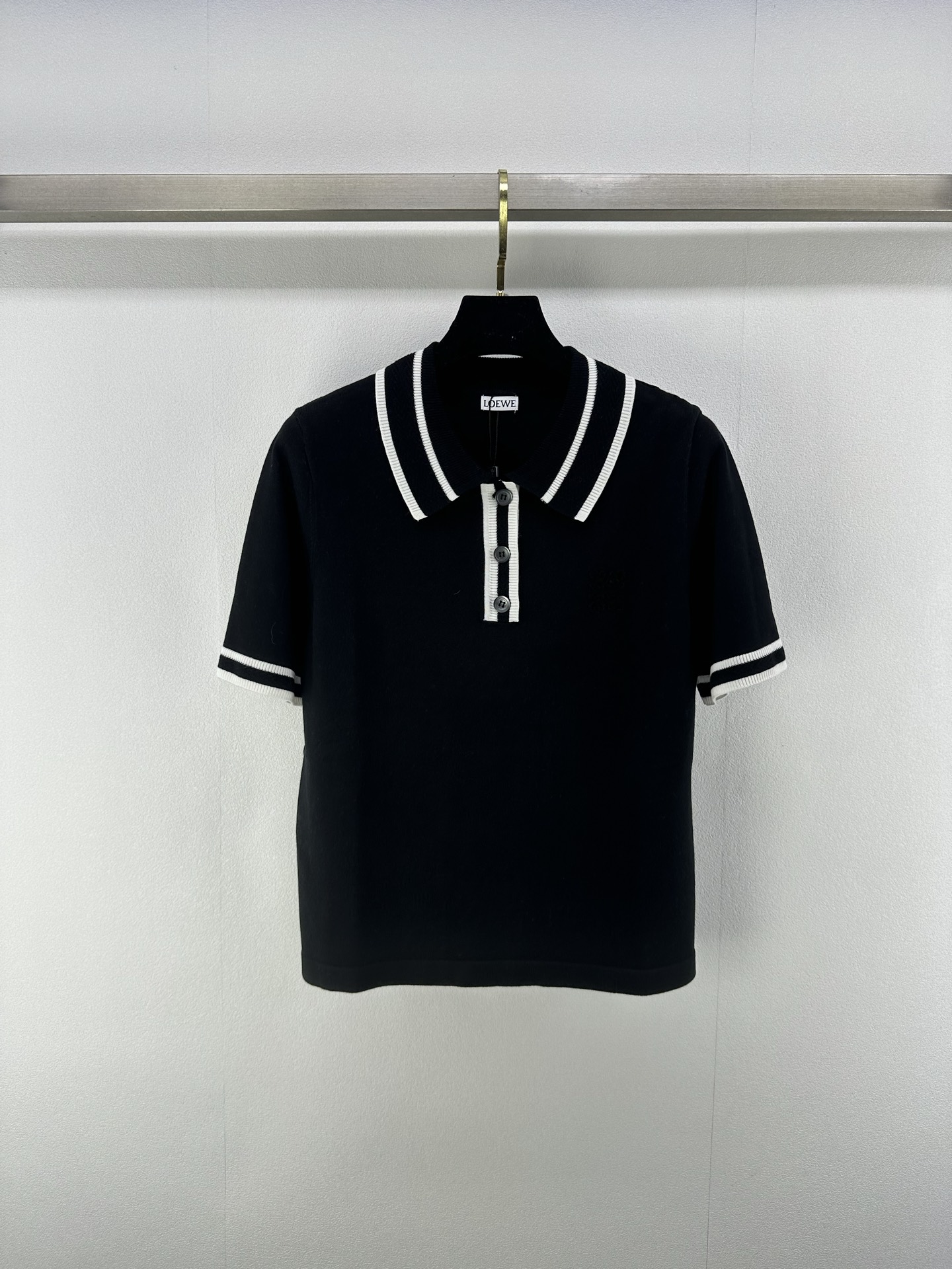 NO:331912,New details on Lore* 25 Spring and Summer Lapel Short Sleeve!  Custom imported wool knitted material, full texture, neckline cuff hem, same color threaded edging, chest embroidery embellishment, highlighting the brand tone, lapel short-sleeved top cut, the upper body presents a casual and lazy outfit style, single wear inner wear is high-end and age-reducing!  2 color 3 code SML, T-shirt, alexander wang19860909Lore*上新细节 25 春夏最新翻领短袖！定制进口羊毛针织材质 质感十足 领口袖口衣摆同色螺纹包边处理胸前标志性刺绣徽标点缀 彰显品牌调性 翻领短袖上衣剪裁 上身呈现休闲慵懒的穿搭格调感 单穿内搭高级减龄！ 2色3码SML,,T-shirt,alexander wang,Women's clothing