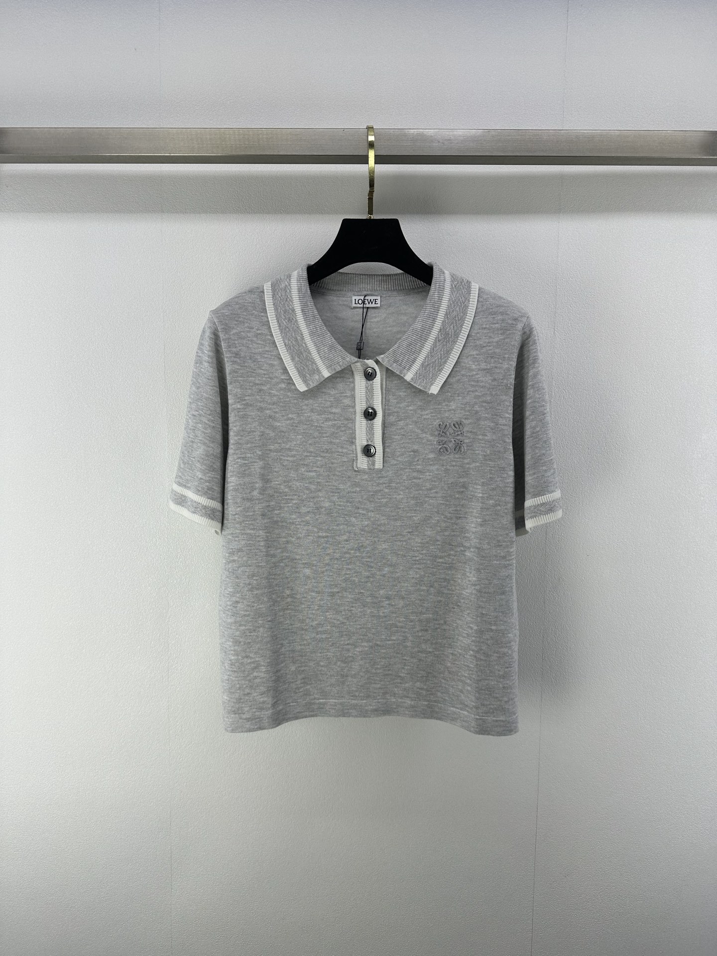 NO:331915,New details on Lowe* 25 Spring and Summer Lapel Short Sleeve!  Custom imported wool knitted material, full texture, neckline cuff hem, same color threaded edging, chest embroidery embellishment, highlighting the brand tone, lapel short-sleeved top cut, the upper body presents a casual and lazy outfit style, single wear inner wear is high-end and age-reducing!  2 color 3 code SML, T-shirt, alexander wang19860909Lowe*上新细节 25 春夏最新翻领短袖！定制进口羊毛针织材质 质感十足 领口袖口衣摆同色螺纹包边处理胸前标志性刺绣徽标点缀 彰显品牌调性 翻领短袖上衣剪裁 上身呈现休闲慵懒的穿搭格调感 单穿内搭高级减龄！ 2色3码SML,,T-shirt,alexander wang,Women's clothing