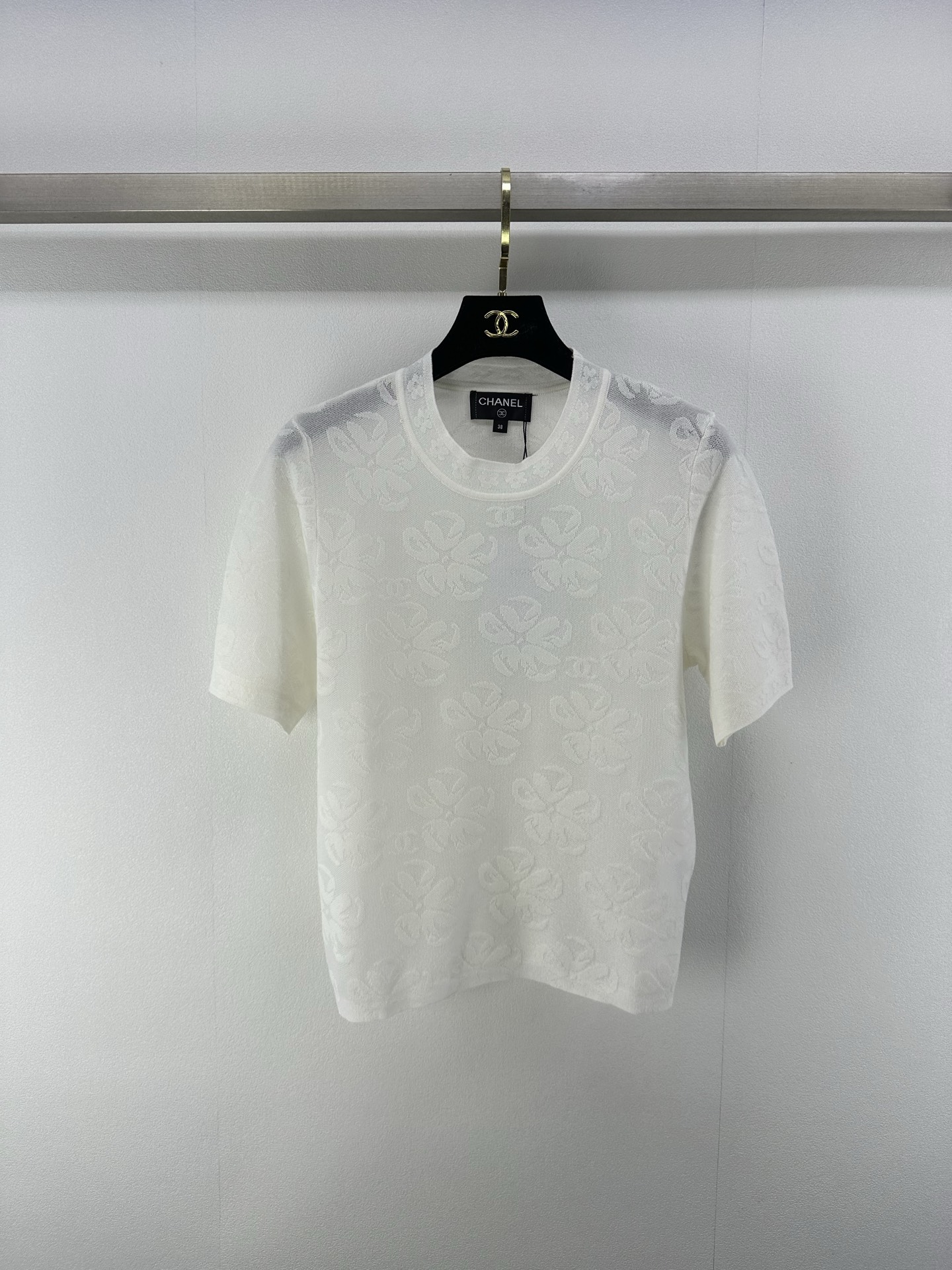 NO:331889,CHANE* New Details 25 Spring and Summer New Round Neck Flower Short Sleeves!  Custom knitted material, delicate texture, soft and comfortable, round neck knitted short-sleeved cut, the whole body is intertwined with crochet texture, outlines the flower logo texture pattern, highlights the high-end feeling of outfit, the collar cuffs and hem contrast with the thread edges, and the elastic characteristics make it look slimmer and adds exquisite tone, show the brand tone, versatile styles do not pick the age-old skin tone!  3 color 3 code SML, chanel, T-shirt, alexander wang19860909CHANE* 上新细节 25 春夏新款圆领花朵短袖！定制针织材质 细腻肌理 柔软舒适 圆领针织短袖裁剪 通体利用钩针肌理交织 勾勒出花朵logo纹理图案 凸显穿搭高级感 领口袖口和下摆撞色螺纹收边 配合弹性十足的特性 贴合身型更显瘦 增添精致调性 展示品牌调性 百搭款式不挑年龄肤色！ 3色3码SML,,chanel,T-shirt,alexander wang,Women's clothing